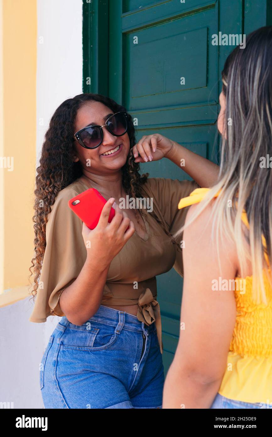 Amici che ridono e condividono all'aria aperta Foto Stock
