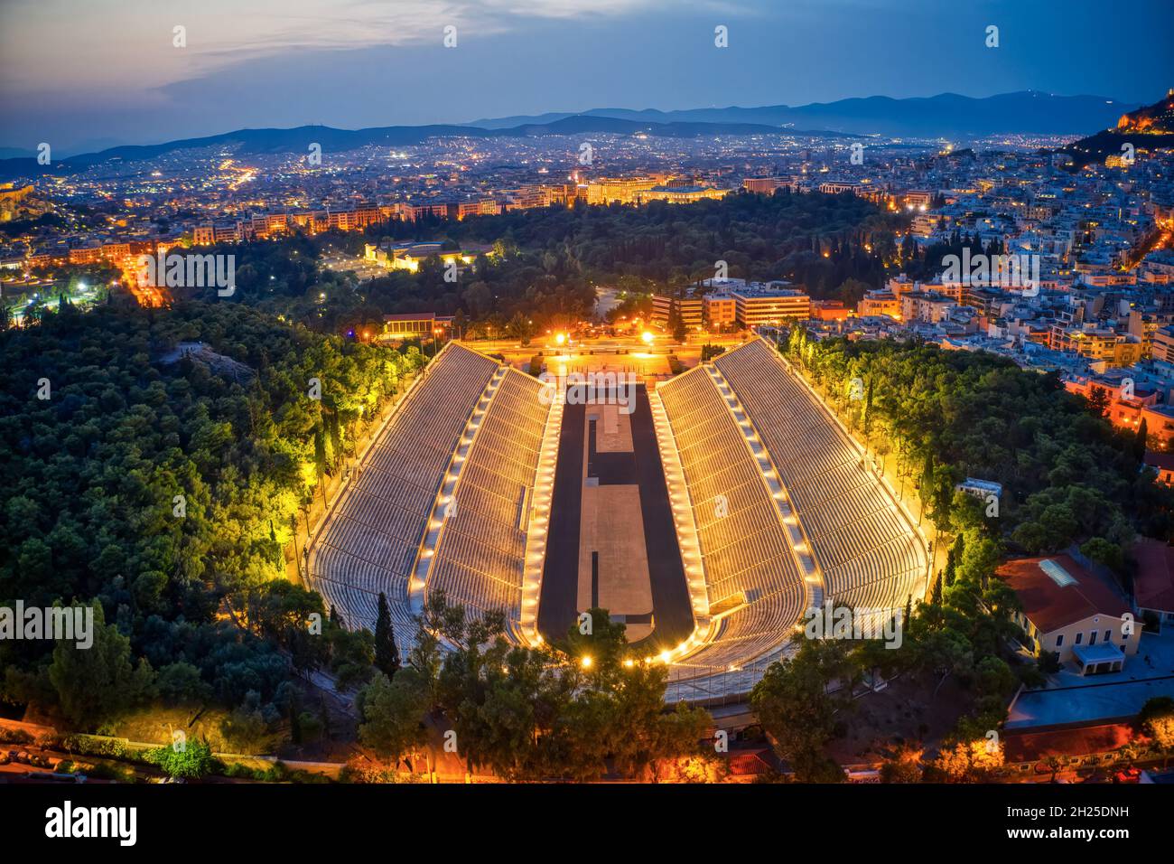Foto notturna aerea dell'iconico Kalimarmaro antico illuminato o dello stadio Panathenaic, sede delle prime Olimpiadi ad Atene, Attica, Grecia Foto Stock