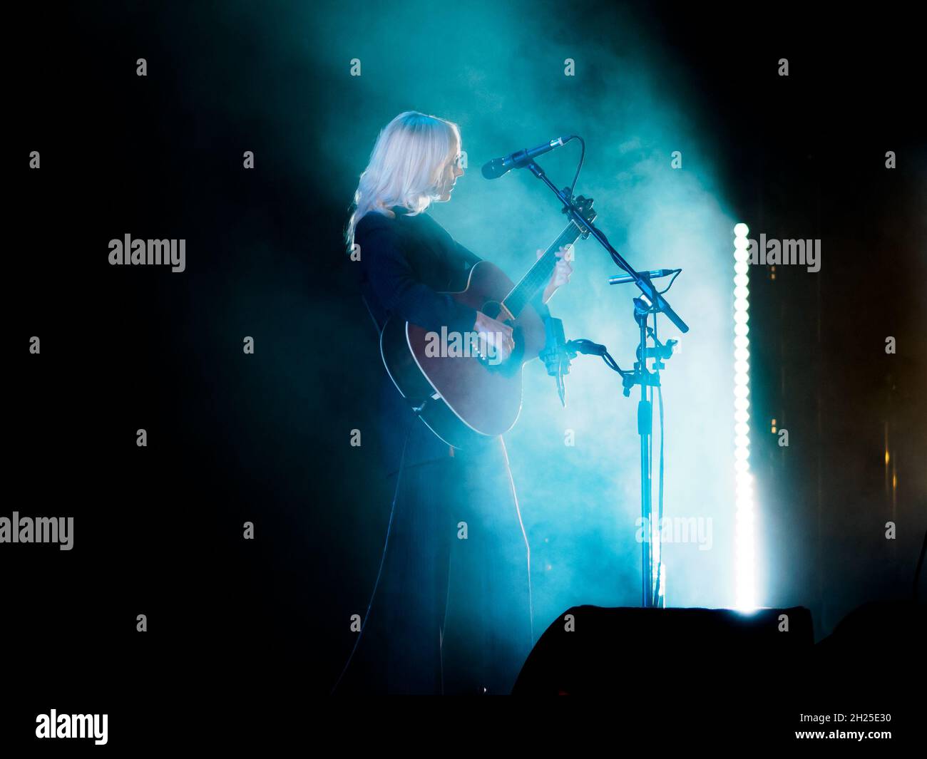 Laura Marling cantante inglese cantante folk, giocando un concerto Brighton Dome 191021 Laura Marling ha suonato uno spettacolo da solista ad un pubblico seduto di Brighton, Laura Marling's show non ha avuto alcun supporto ed è stato uno degli ultimi nel suo tour britannico. Laura Marling cantò benissimo, ma parlava anche alla folla con divertenti aneddoti, Laura si spezzò un chiodo mentre giocava sul palco. Foto Stock