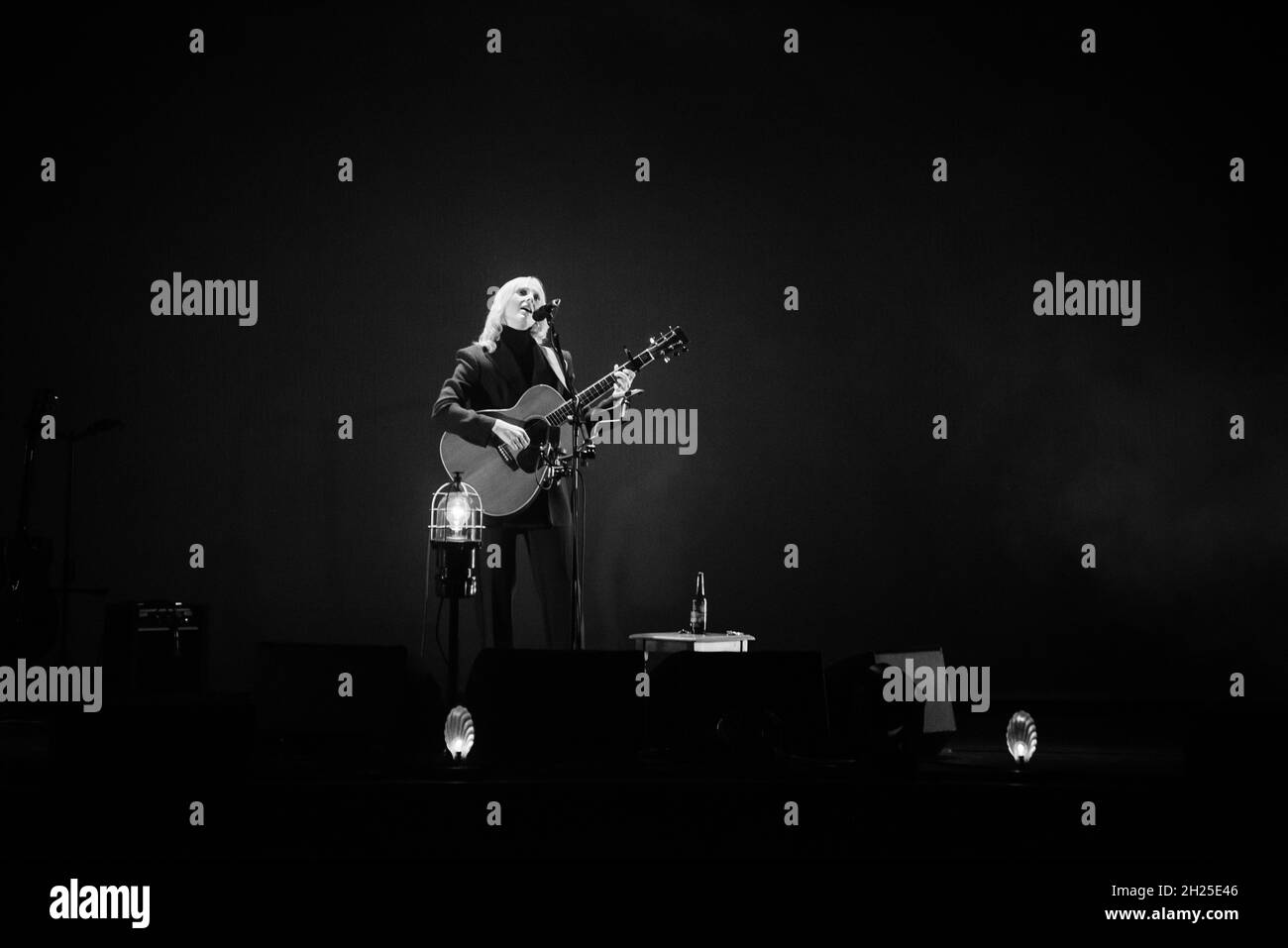 Laura Marling cantante inglese cantante folk, giocando un concerto Brighton Dome 191021 Laura Marling ha suonato uno spettacolo da solista ad un pubblico seduto di Brighton, Laura Marling's show non ha avuto alcun supporto ed è stato uno degli ultimi nel suo tour britannico. Laura Marling cantò benissimo, ma parlava anche alla folla con divertenti aneddoti, Laura si spezzò un chiodo mentre giocava sul palco. Foto Stock