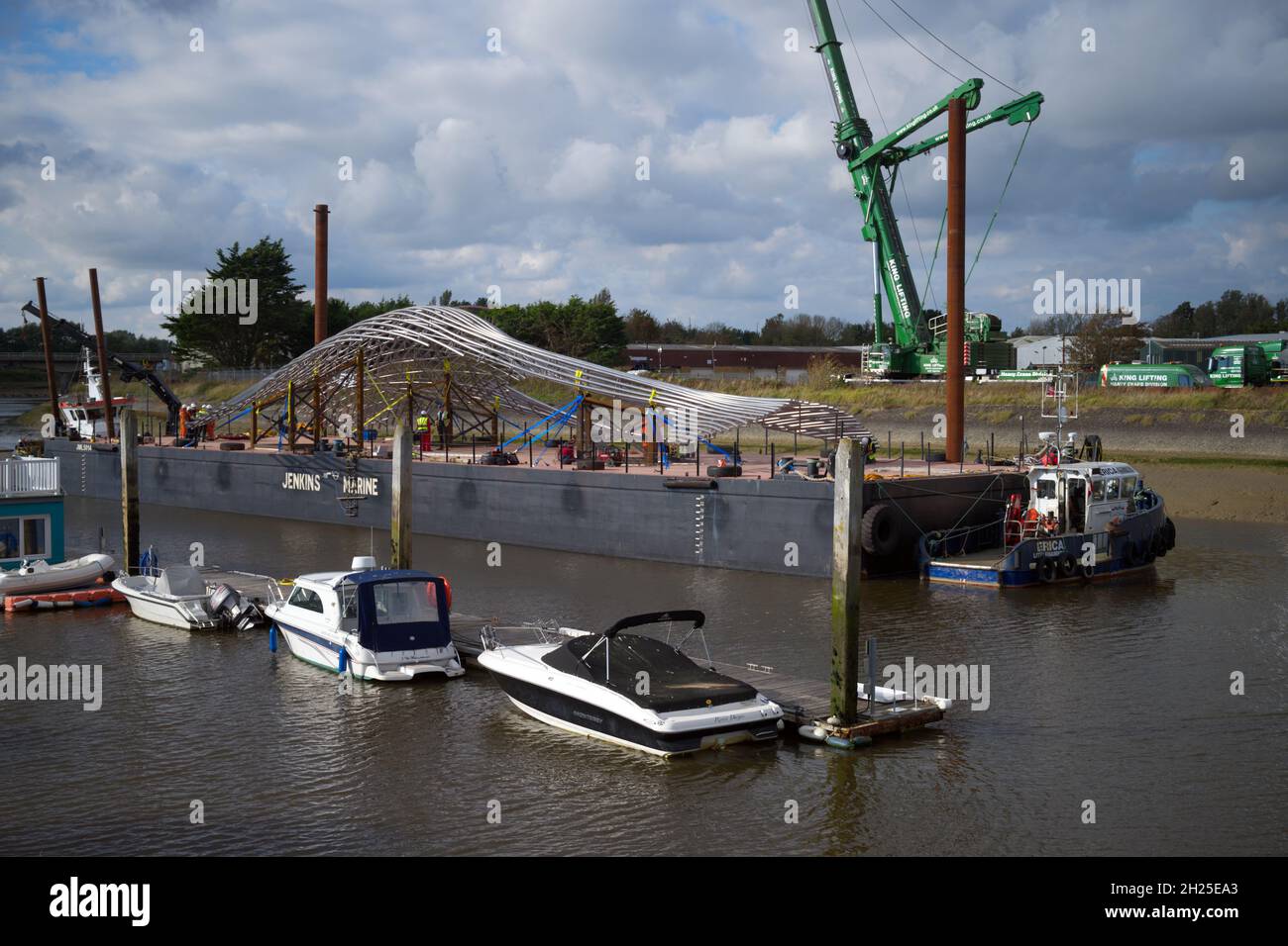 Una chiatta Jenkins Marine Pontoon con una struttura in acciaio caricata e pronta per il trasporto sul fiume Arun a Littlehampton. Foto Stock