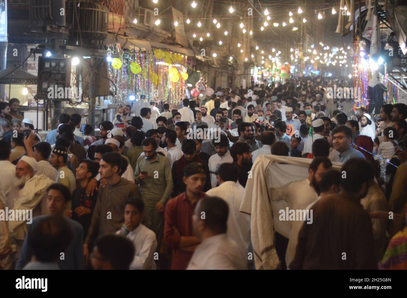 Peshawar, Pakistan. 19 Ott 2021. La gente si affolla in un'area di mercato per Mawlid al-Nabi, anniversario di nascita dei musulmani amato profeta Muhammad a Peshawar. Mawlid al-Nabi è celebrato dai musulmani ogni anno il 12 del Rabi-ul-Awal, il terzo mese del Calendario Islamico. (Foto di Hussain Ali/Pacific Press) Credit: Pacific Press Media Production Corp./Alamy Live News Foto Stock