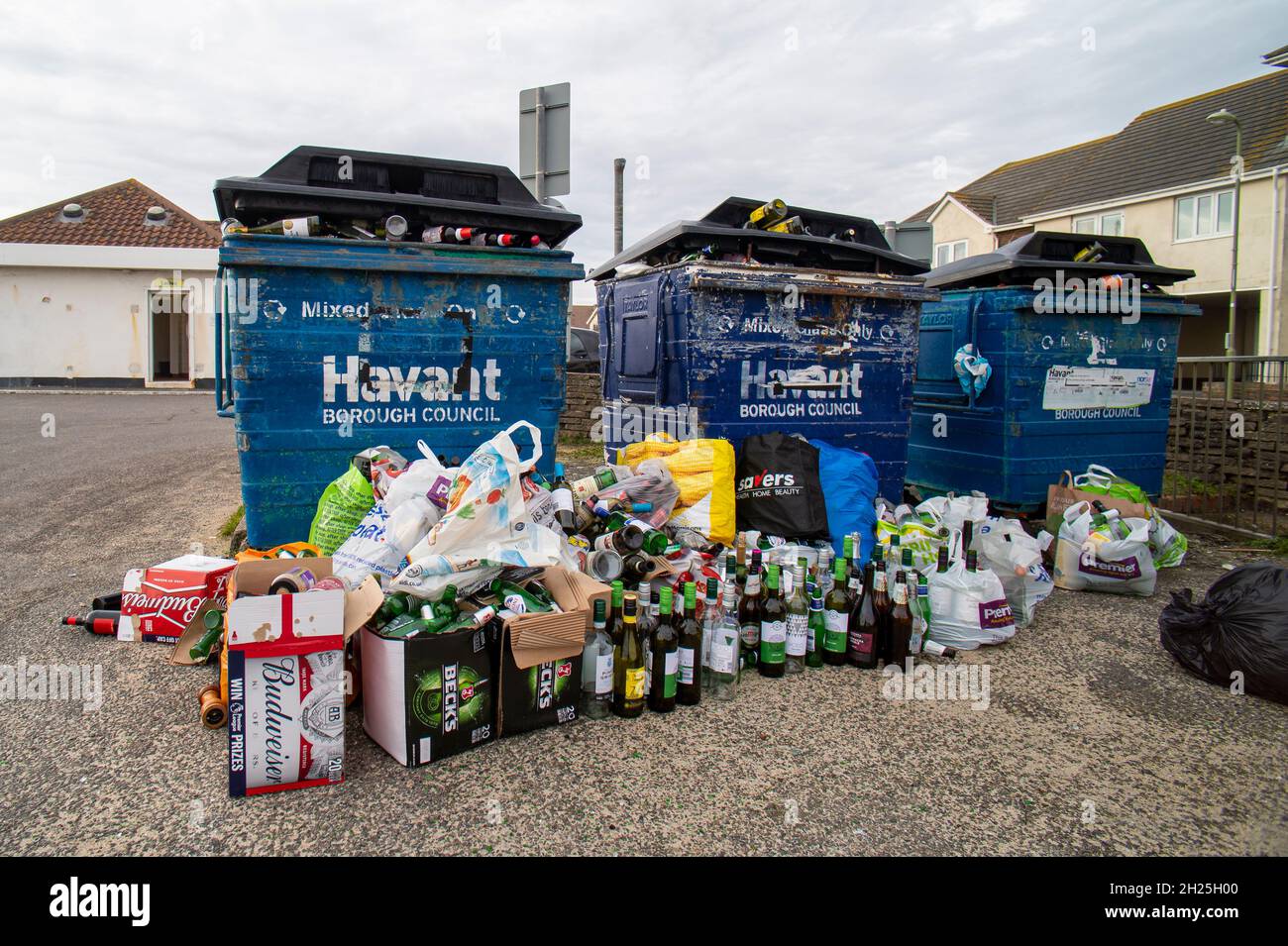 Grande collezione di bottiglie di vetro vuote presso una banca di bottiglie a Hayling Island, Havant, Hampshire, Regno Unito Foto Stock