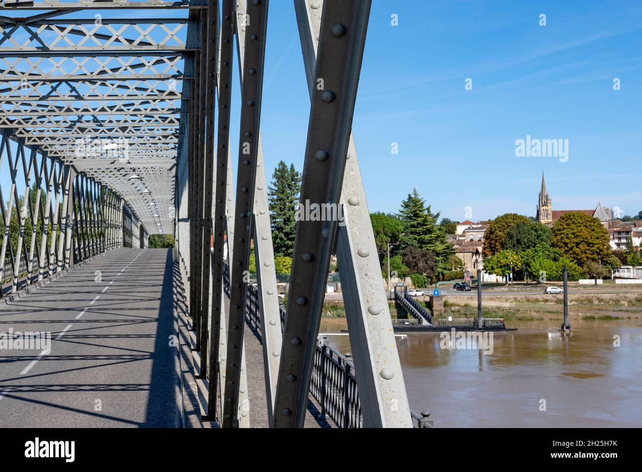 Il ponte in stile Eiffel attraverso il fiume Garonna a Cadillac-sur-Garonne nel sud della Francia Foto Stock