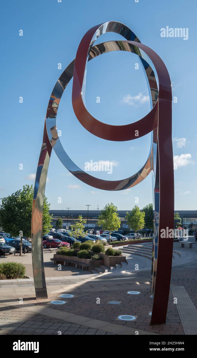 Scultura in metallo "The Swirl", Orchard Shopping Center, Didcot, Oxfordshire, Inghilterra Foto Stock