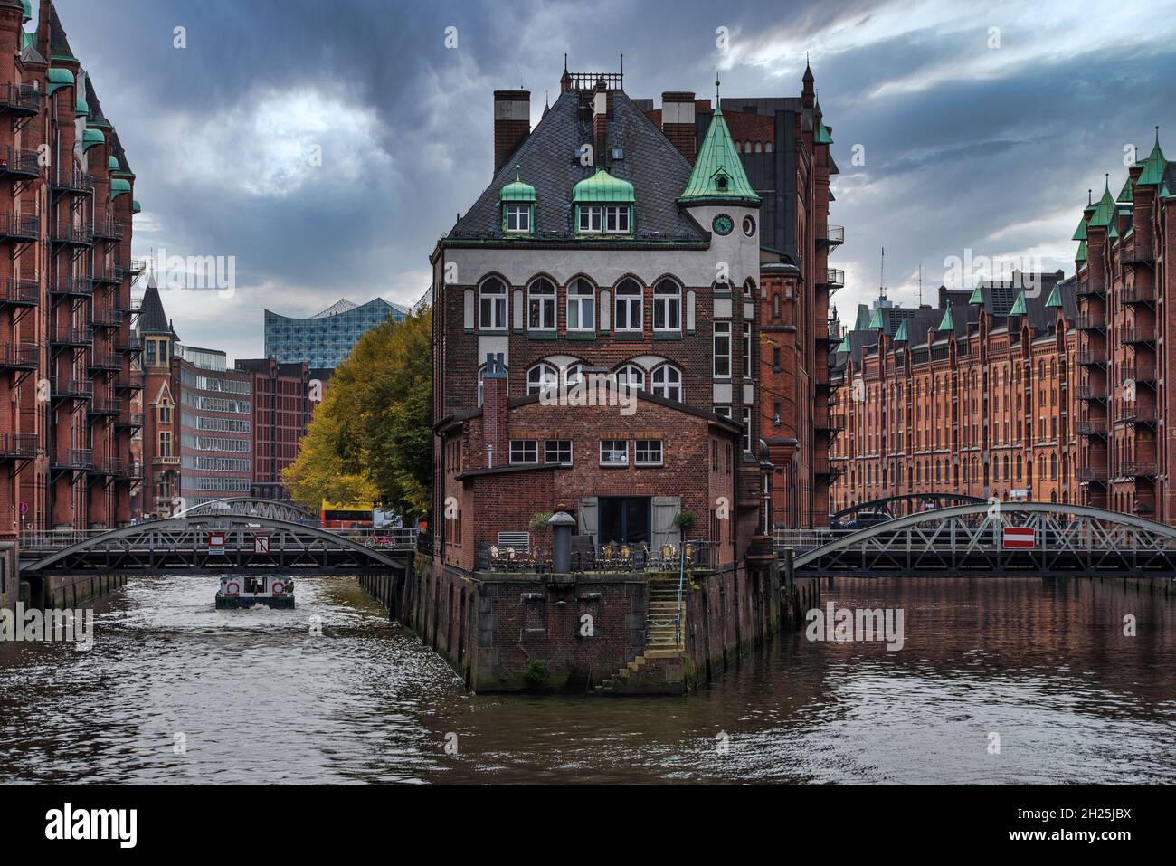 canal ed edifici storici nel vecchio quartiere dei magazzini Speicherstadt ad Amburgo, Germania Foto Stock