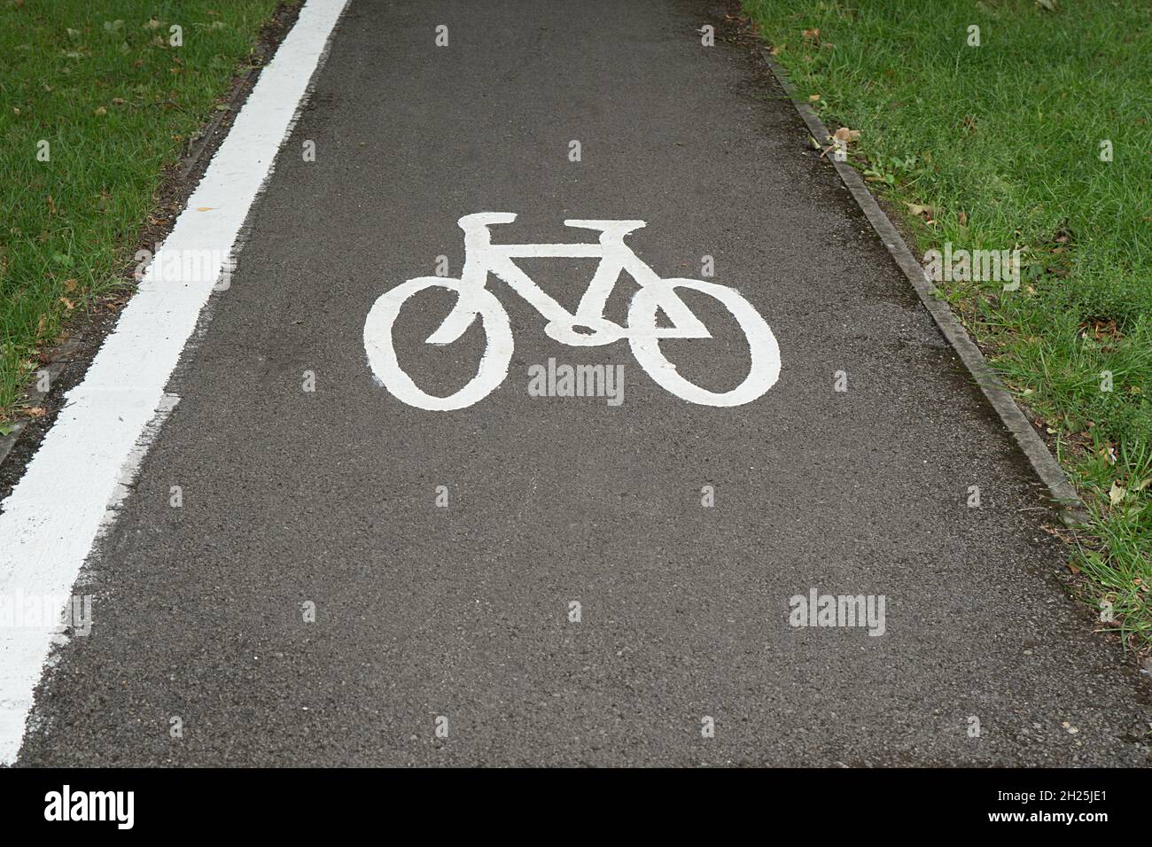 Simbolo della bicicletta sul percorso ciclabile in Oxfordshire UK Foto Stock