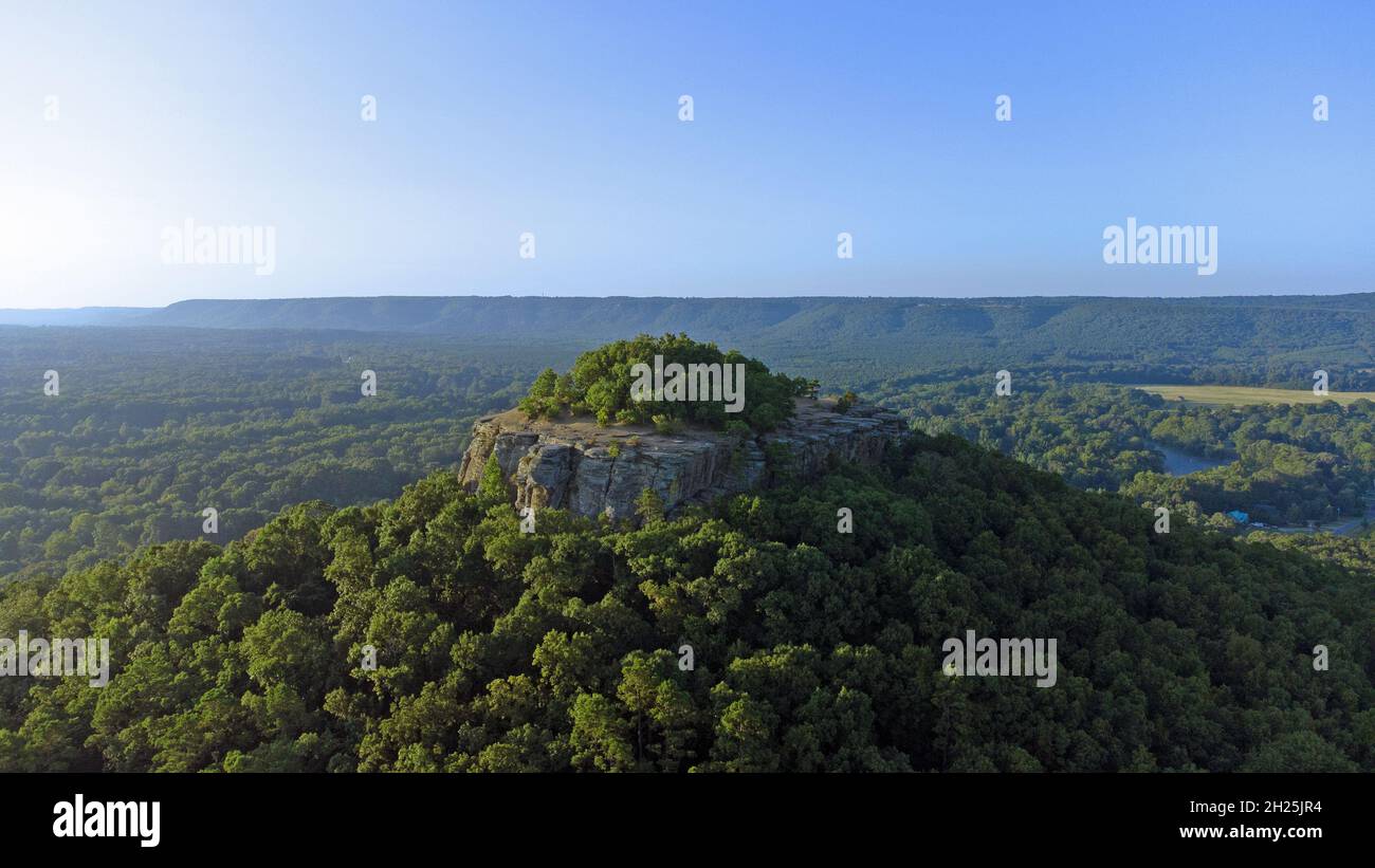 Vista del monte Sugarloaf in una mattinata estiva nel 2021 vicino a Heber Springs, Arkansas. Foto Stock