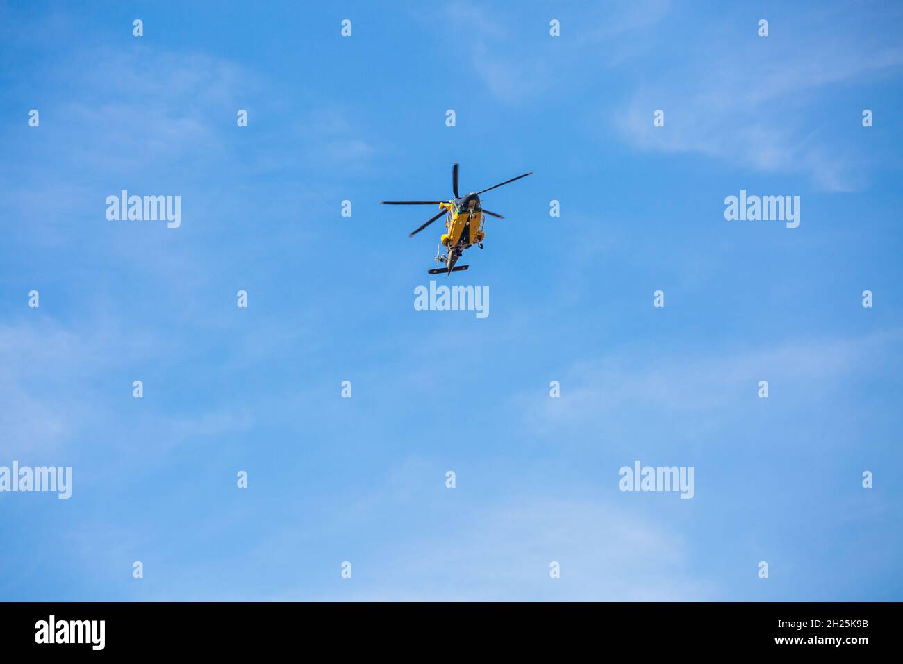 Bologna, Emilia Romagna, Italia: 2021 ottobre 20. Giallo finanza guardia elicottero nel cielo Foto Stock
