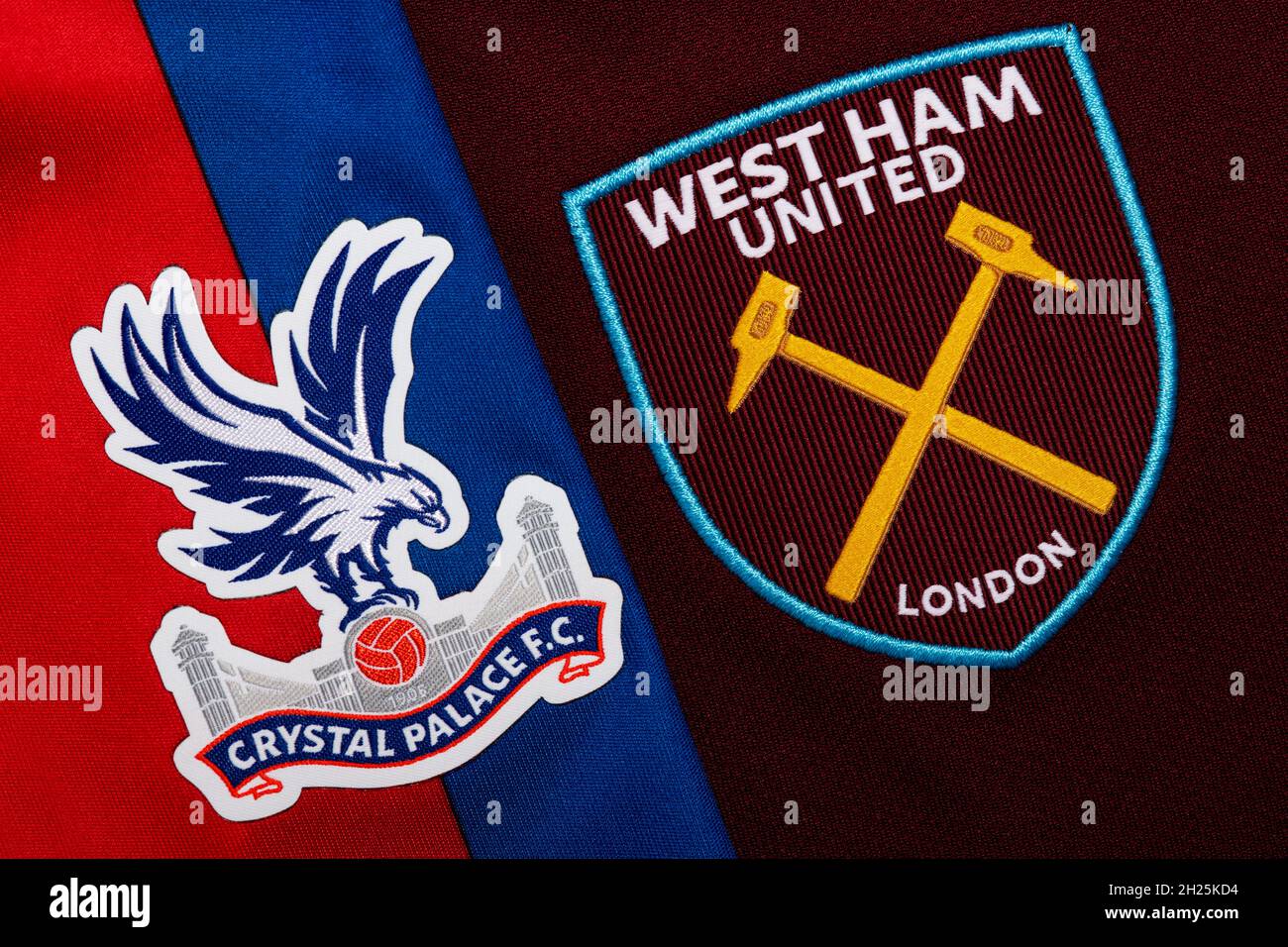 Primo piano di Crystal Palace e West Ham United club crest. Foto Stock