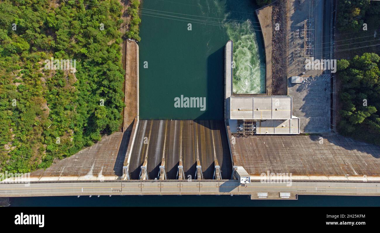 Vista panoramica della diga Greers Ferry che genera elettricità in un pomeriggio soleggiato, estate del 2021 vicino a Heber Springs, Arkansas. Foto Stock