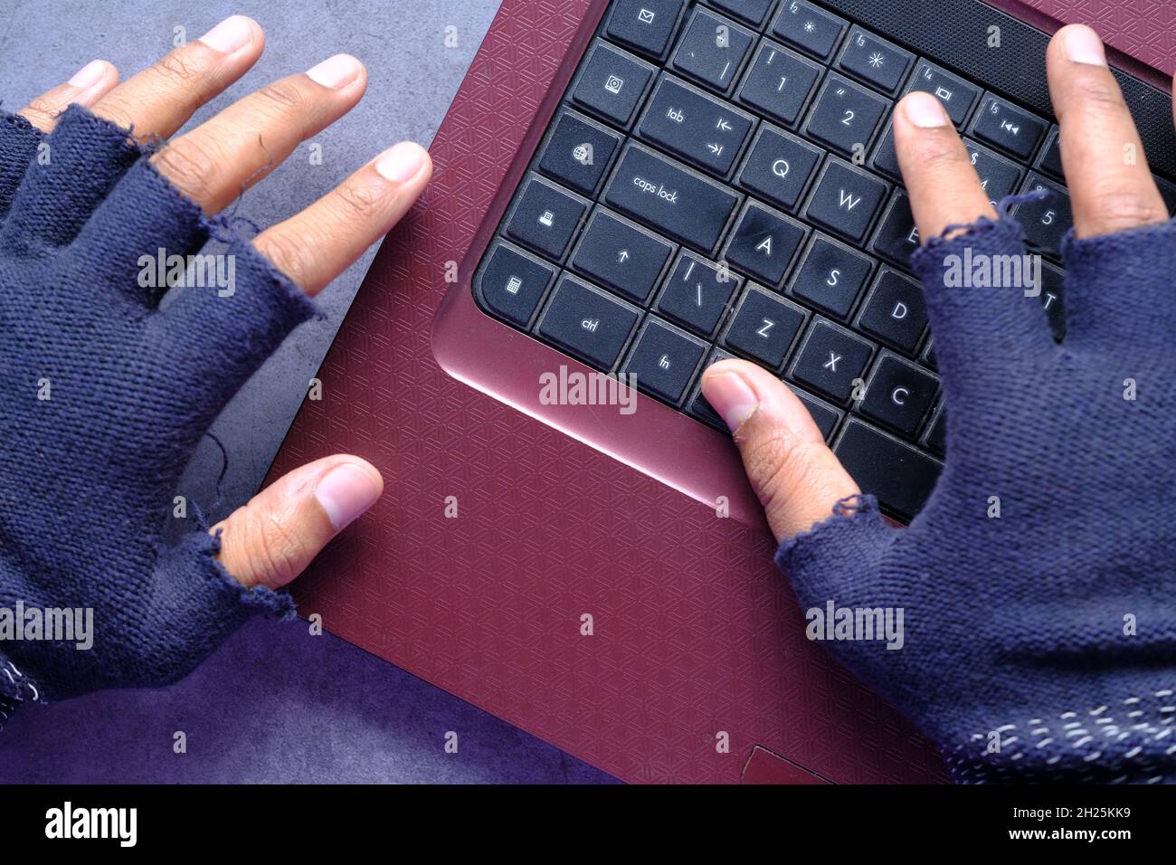 mano hacker rubare i dati dal computer portatile top in basso Foto stock -  Alamy