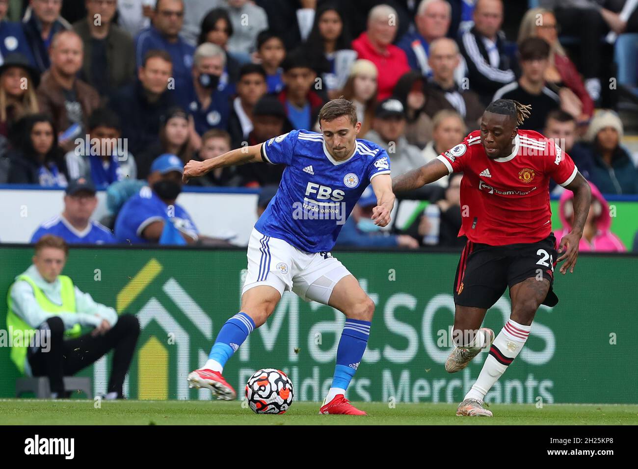 Timoty Castagne di Leicester City e Aaron WAN-Bissaka di Manchester United - Leicester City contro Manchester United, Premier League, King Power Stadium, Leicester, UK - 16 ottobre 2021 solo per uso editoriale - si applicano le restrizioni DataCo Foto Stock