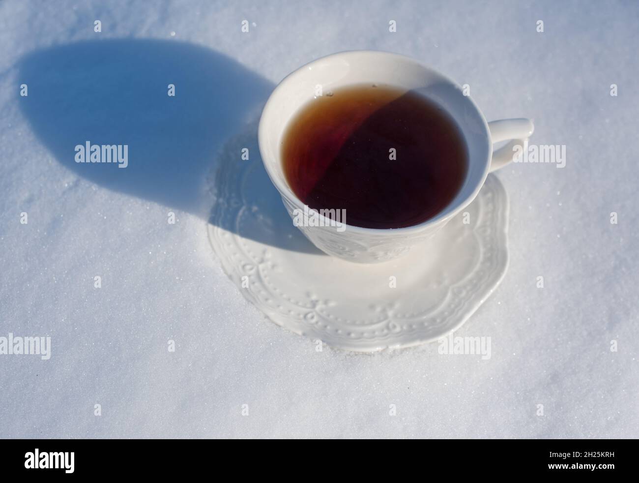 Tazza di tè per colazione su sfondo innevato all'esterno Foto Stock