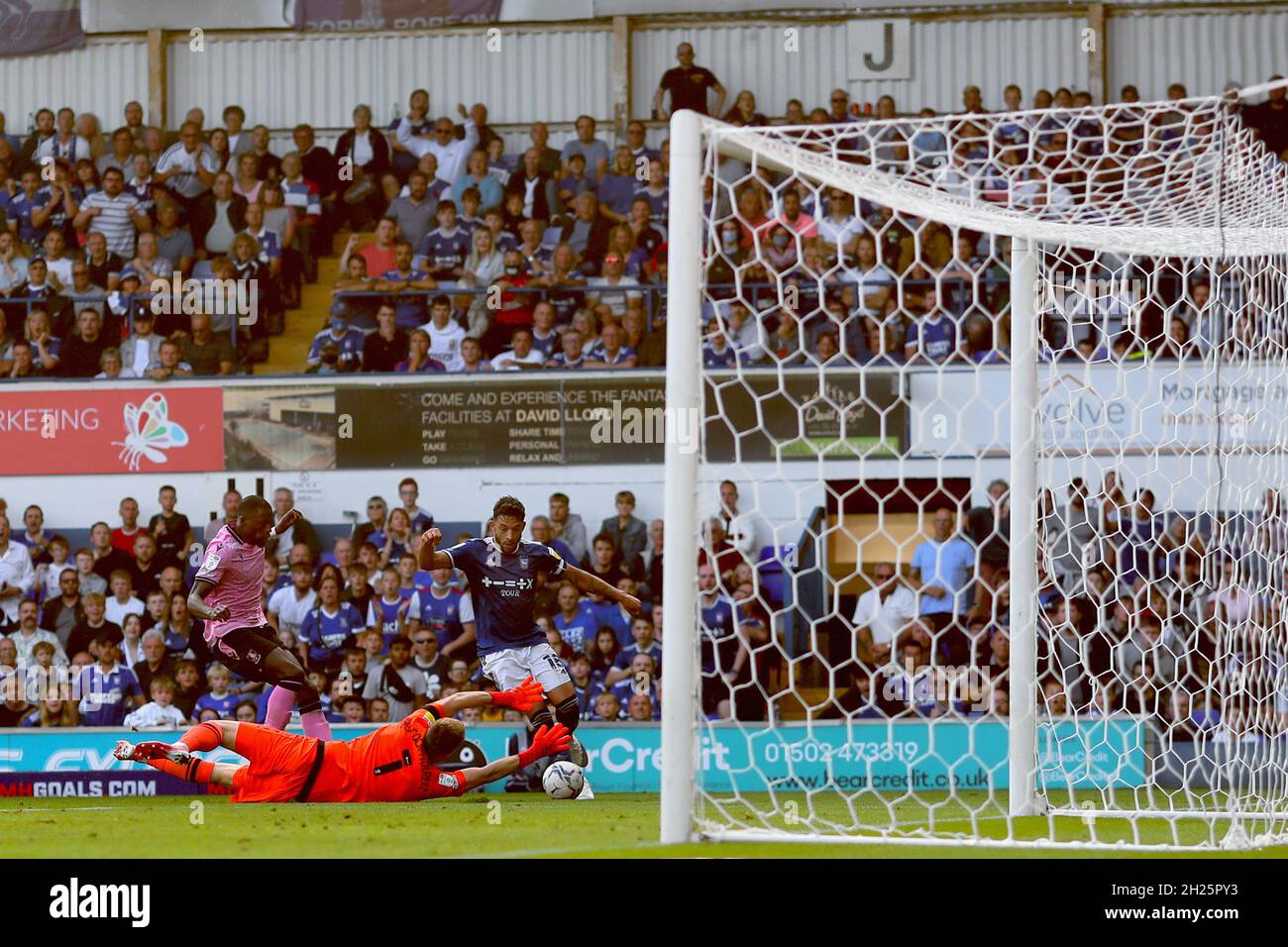 Macauley Bonne di Ipswich Città in azione con Bailey Peacock-Farrell di Sheffield Mercoledì prima di Conor Chaplin di Ipswich Città segna l'obiettivo equalizzante per farlo 1-1 - Ipswich Città / Sheffield Mercoledì, Sky Bet League uno, Portman Road, Ipswich, Regno Unito - 25 Settembre 2021 solo per uso editoriale - si applicano le restrizioni DataCo Foto Stock