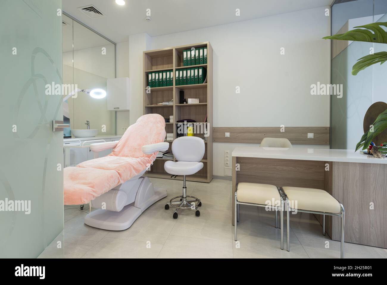 Bellissimo interno di nuovo salone, sala spa, salone di bellezza, o clinica dermatologica Foto Stock