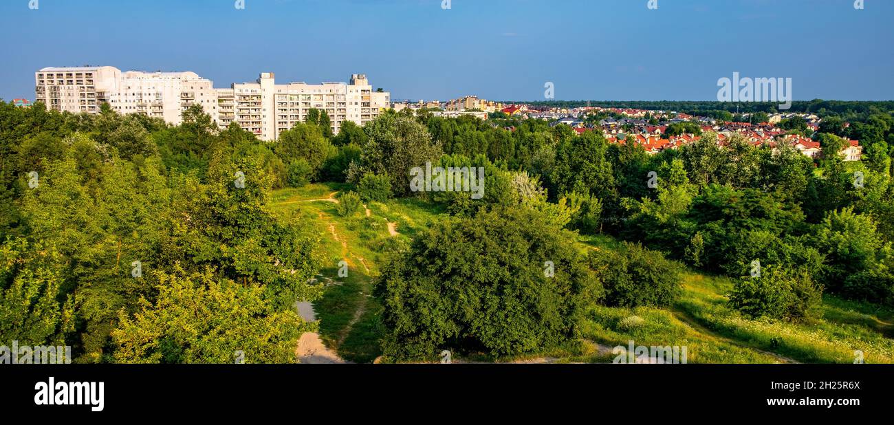Varsavia, Polonia - 24 luglio 2021: Vista panoramica del distretto di Kabaty e Ursynow con intense aree residenziali nei pressi della foresta di Las Kabacki Foto Stock