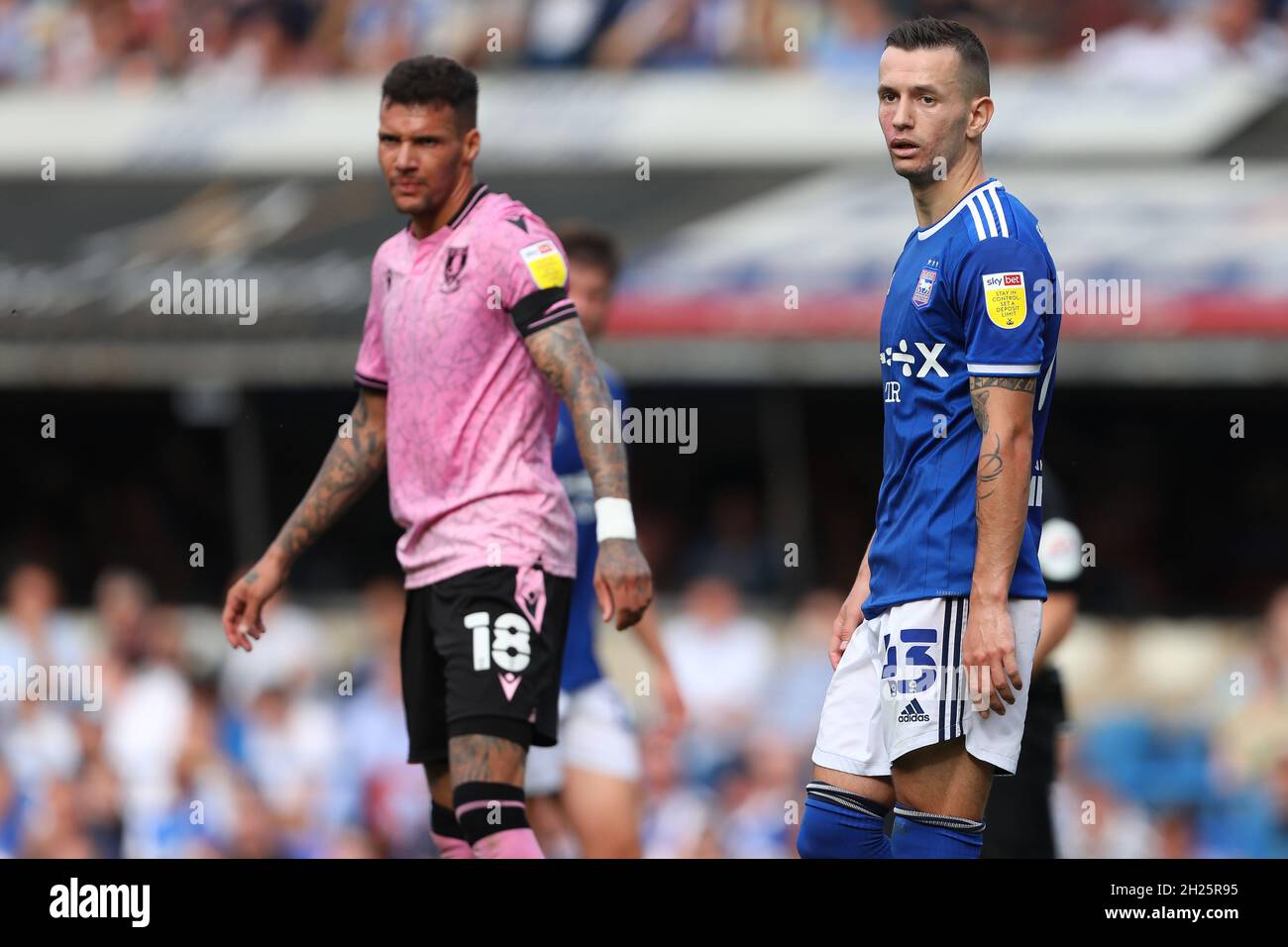 Bersant Celina di Ipswich Town e Marvin Johnson di Sheffield Mercoledì - Ipswich Town / Sheffield Mercoledì, Sky Bet League uno, Portman Road, Ipswich, Regno Unito - 25 Settembre 2021 solo per uso editoriale - si applicano le restrizioni DataCo Foto Stock