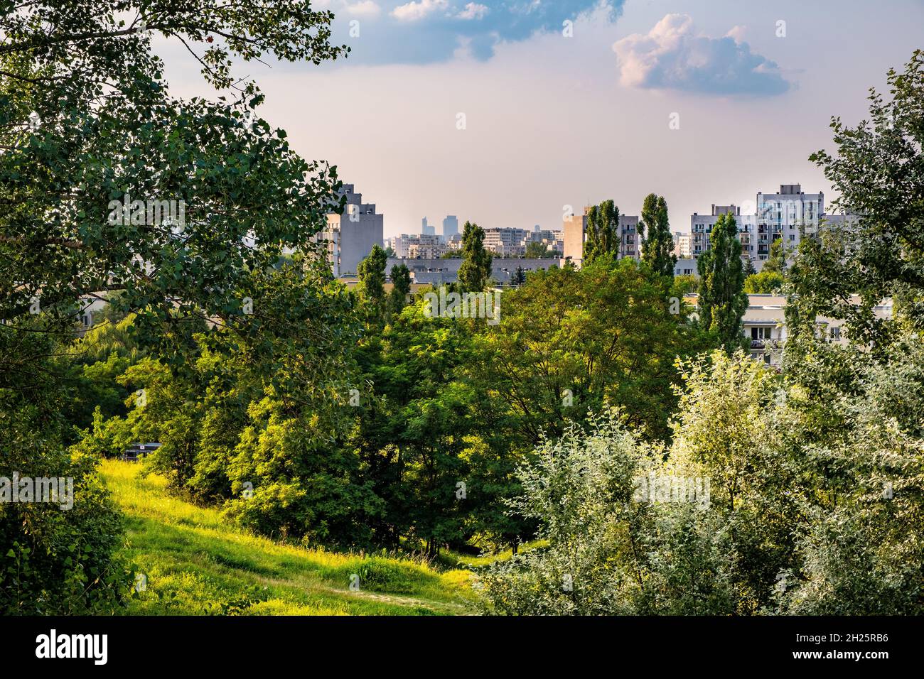 Varsavia, Polonia - 24 luglio 2021: Vista panoramica di Ursynow e del quartiere centrale di Środmiescie con intense aree residenziali vicino a Las Kabacki F. Foto Stock