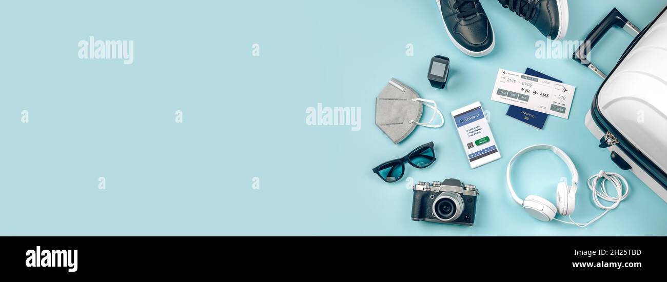 Set con passaporto mobile e accessori per le vacanze urbane Foto Stock