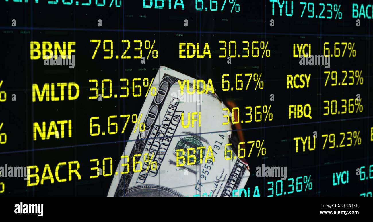 Immagine composita digitale dell'elaborazione dei dati di borsa contro la combustione del dollaro americano in backgro Foto Stock