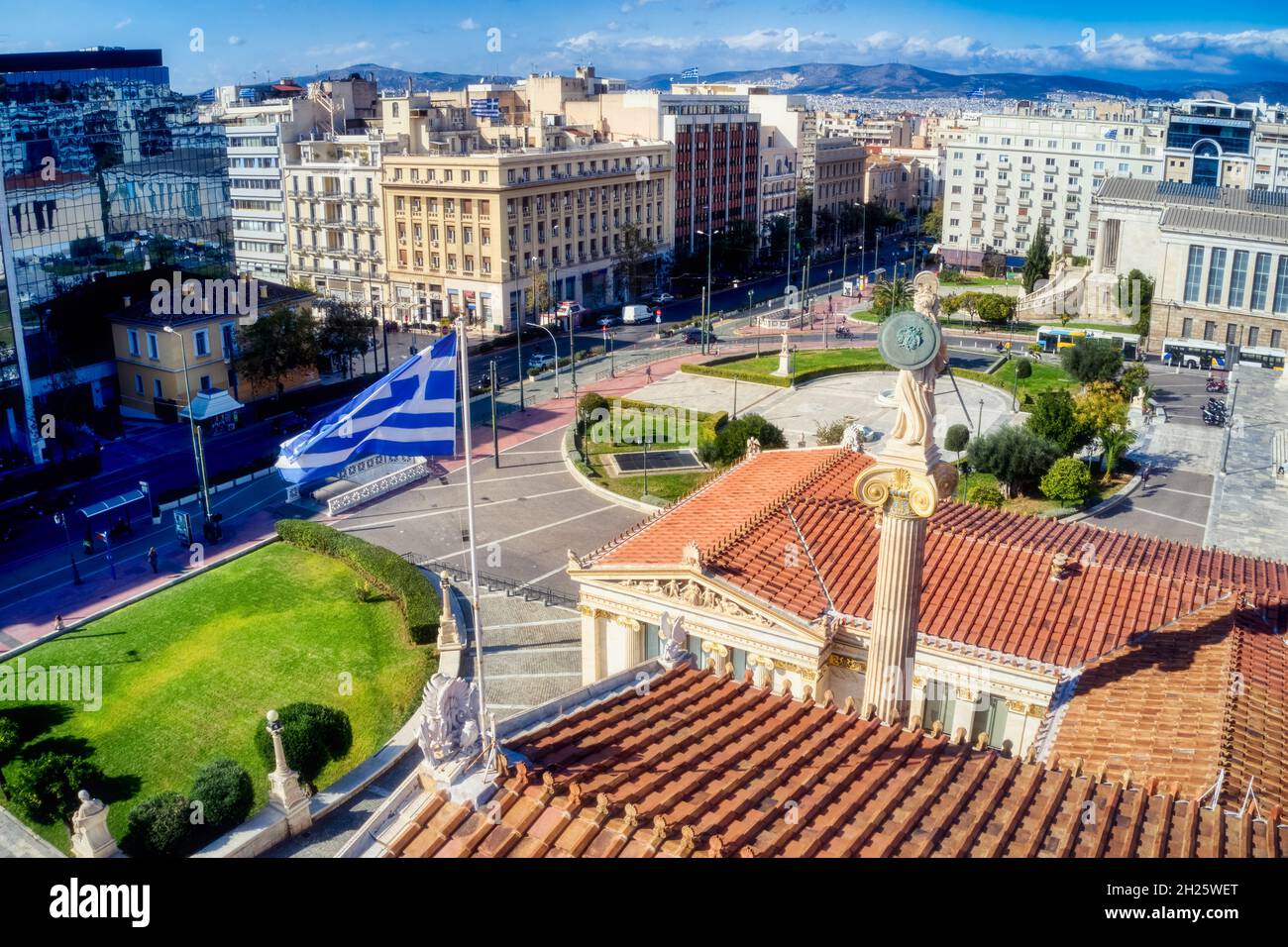 Vista aerea di Atene. Bandiera greca e la statua di Atena nell'accademia di Atene Foto Stock