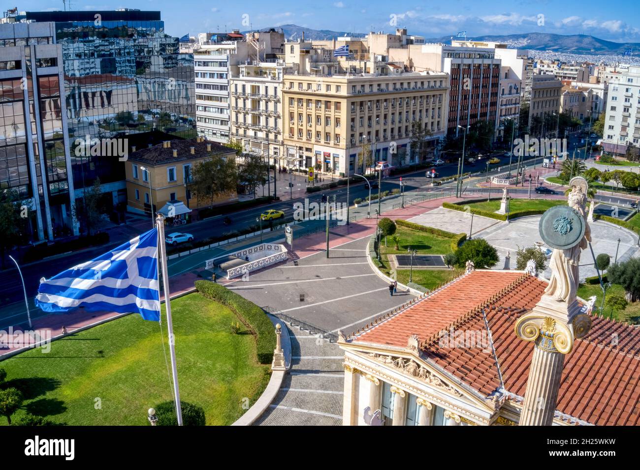 Vista aerea di Atene. Bandiera greca e la statua di Atena nell'accademia di Atene Foto Stock