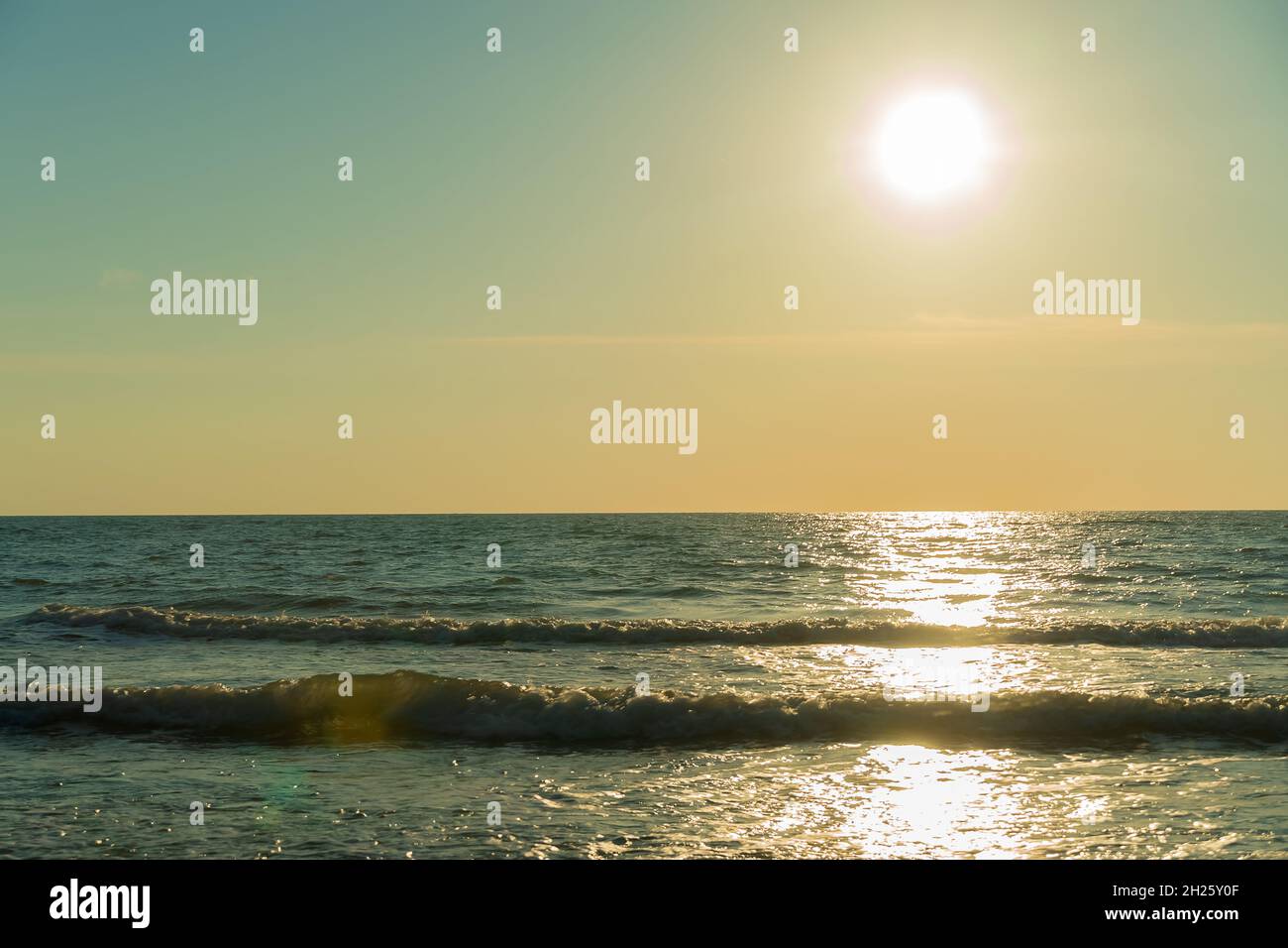 Sole, cielo, mare, onde. Il sole splende sul mare prima del tramonto. Bellissima foto del mare e del sole Foto Stock