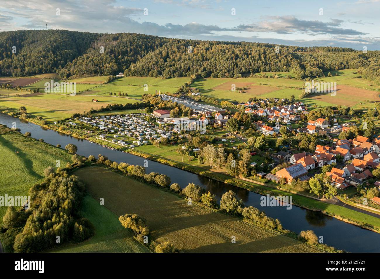 Vista aerea sul villaggio di Oedelsheim e il fiume Weser al tramonto, campeggio, traghetto tradizionale, Weserbergland, Germania Foto Stock