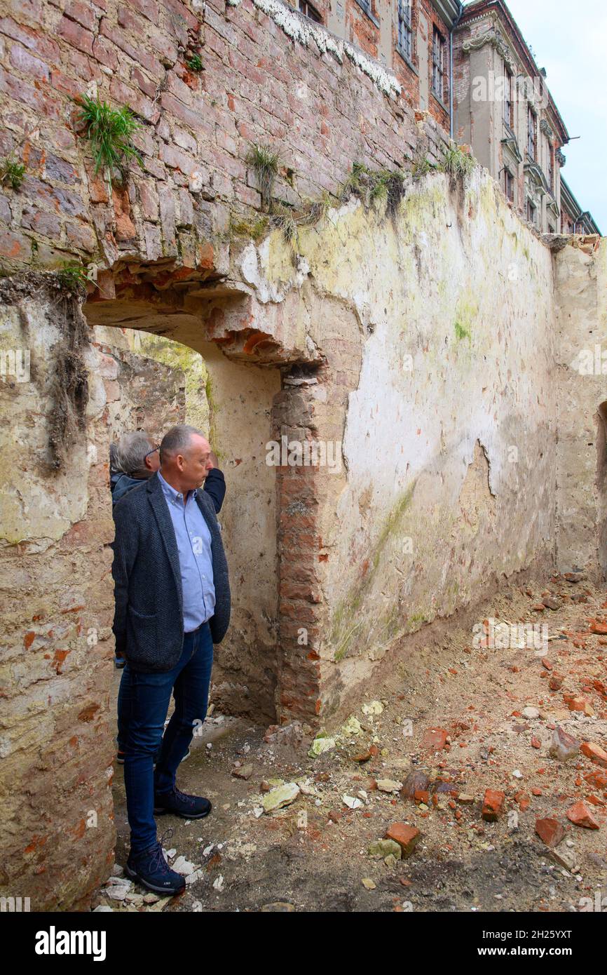 Zerbst, Germania. 20 Ott 2021. Frank Besener, direttore dello scavo dell'Ufficio statale Sassonia-Anhalt per la conservazione dei monumenti e l'archeologia, si trova nella cantina scavata del castello di Zerbst. Nelle macerie dello scavo, gli archeologi dell'Ufficio di Stato Sassonia-Anhalt per la conservazione dei monumenti e l'Archeologia avevano trovato numerosi reperti di diverse epoche. Credit: Klaus-Dietmar Gabbert/dpa-Zentralbild/ZB/dpa/Alamy Live News Foto Stock