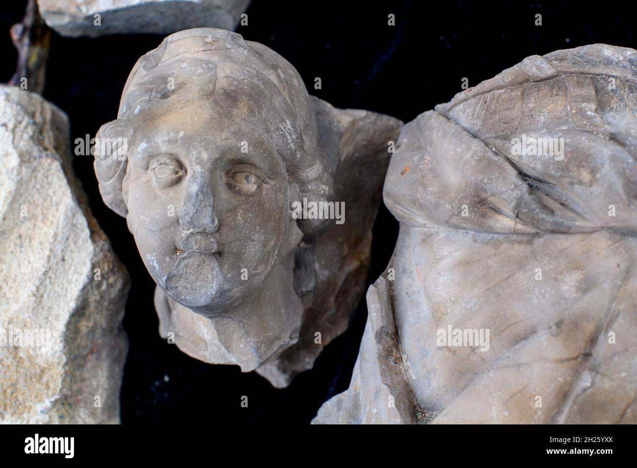 Zerbst, Germania. 20 Ott 2021. La testa di una donna in pietra arenaria che una volta faceva parte di un rilievo nel Castello di Zerbst. La testa è stata trovata dagli archeologi dell'Ufficio di Stato Sassonia-Anhalt per la conservazione dei monumenti e Archeologia nelle macerie di lavori di scavo per l'installazione di un sistema di ascensore al castello di Zerbst. Credit: Klaus-Dietmar Gabbert/dpa-Zentralbild/ZB/dpa/Alamy Live News Foto Stock