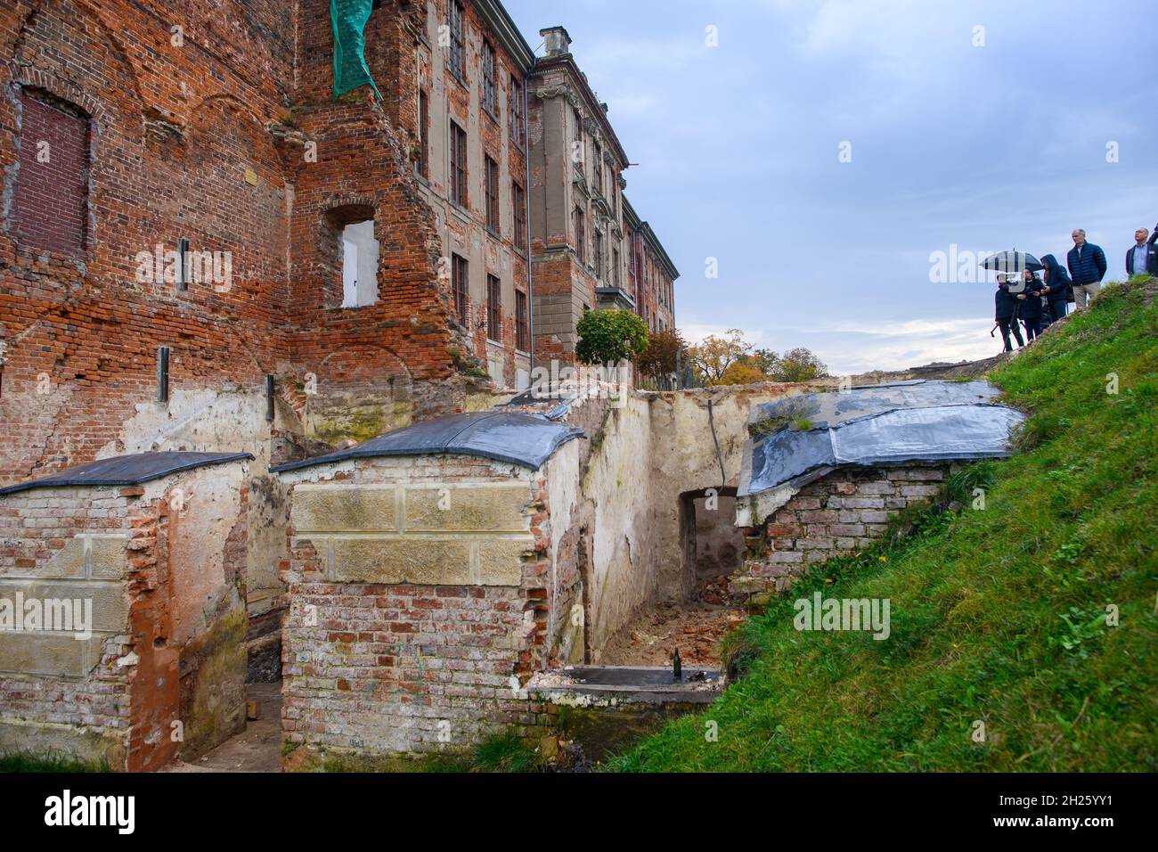 Zerbst, Germania. 20 Ott 2021. La cantina scavata ai piedi del Castello di Zerbst. Nelle macerie dello scavo, gli archeologi dell'Ufficio di Stato Sassonia-Anhalt per la conservazione dei monumenti e l'Archeologia avevano trovato numerosi reperti di diverse epoche. Credit: Klaus-Dietmar Gabbert/dpa-Zentralbild/dpa/Alamy Live News Foto Stock
