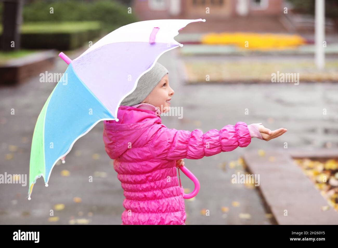 Bambina con ombrello in città in autunno giorno piovoso Foto stock - Alamy