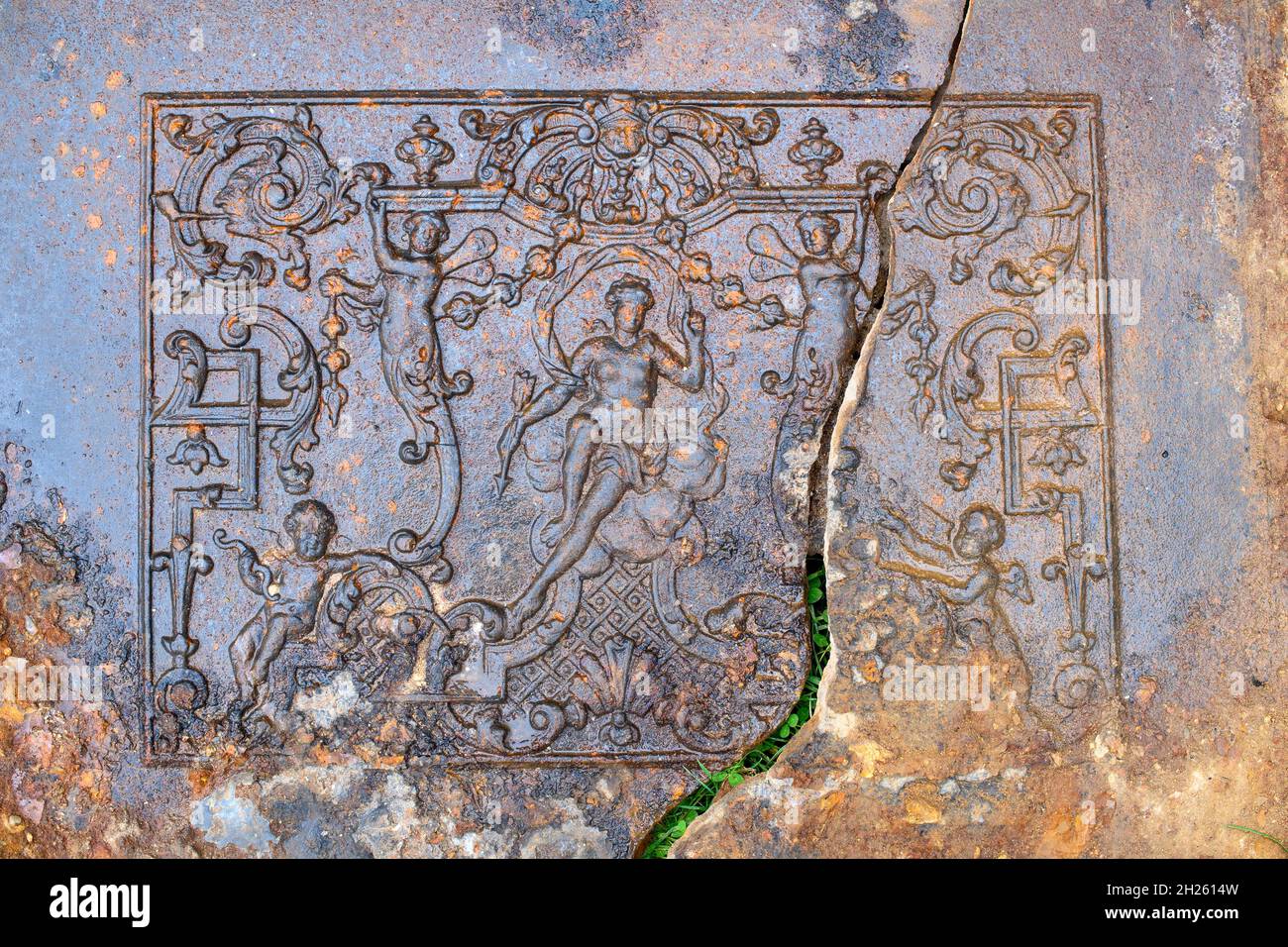 Zerbst, Germania. 20 Ott 2021. Un mantelpiece in ghisa su cui si può vedere la dea Venere. Il pezzo è stato trovato dagli archeologi dell'Ufficio di Stato Sassonia-Anhalt per la conservazione dei monumenti e Archeologia nelle macerie di lavori di scavo per l'installazione di un sistema di ascensore al castello di Zerbst. Credit: Klaus-Dietmar Gabbert/dpa-Zentralbild/ZB/dpa/Alamy Live News Foto Stock