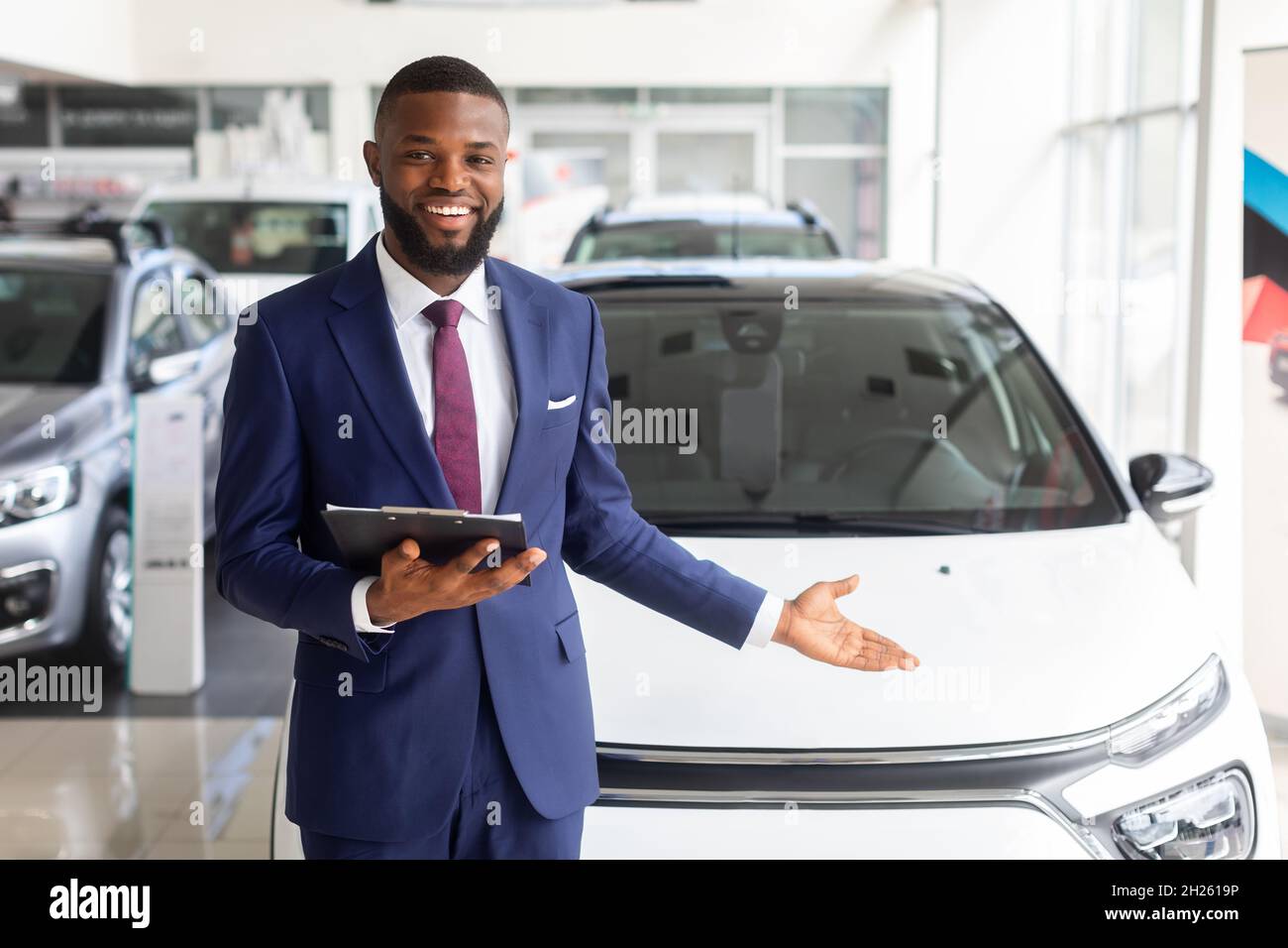 Bel Black Manager in posa presso il Workplace presso il Centro concessionari di automobili Foto Stock