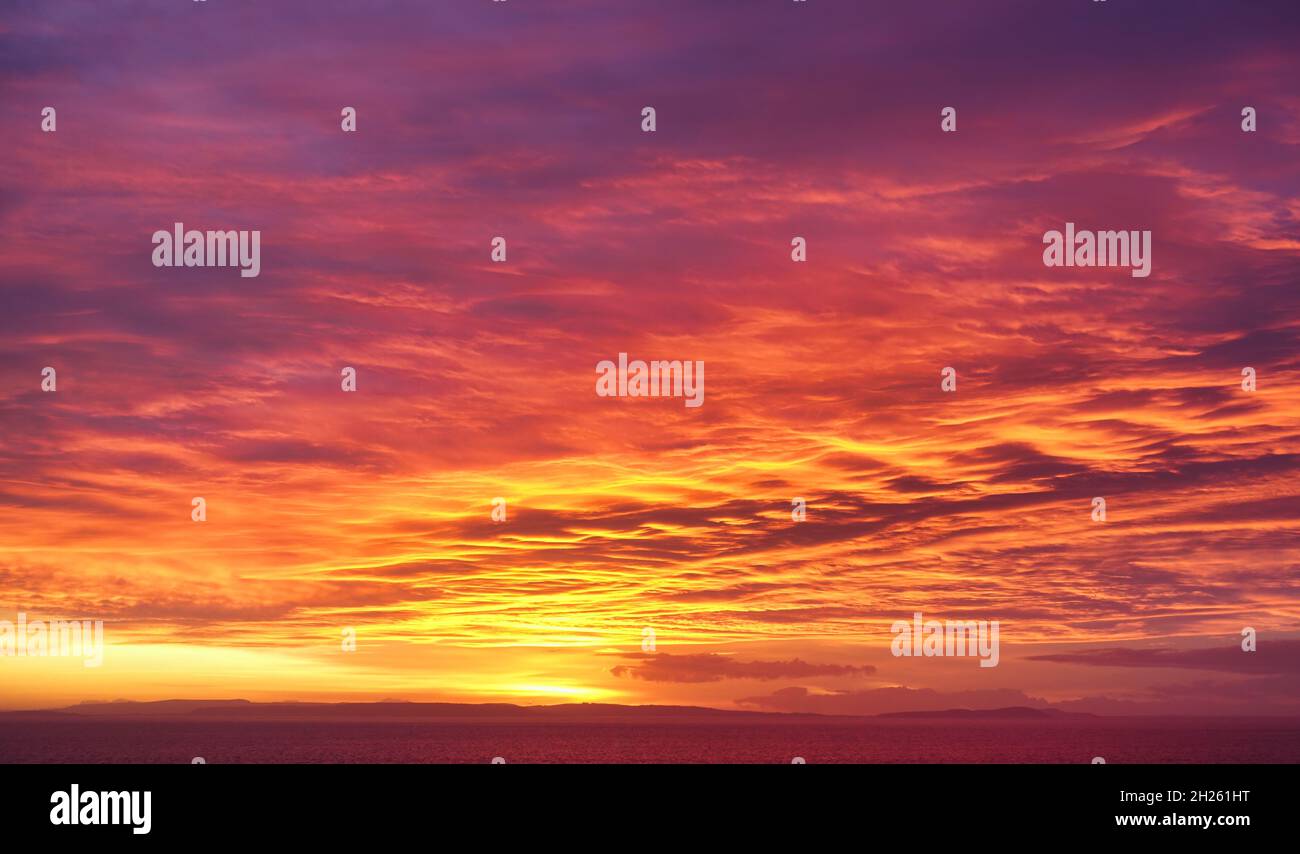 Raro crepuscolo drammatico, fuoco, cielo alba in giallo, arancio e magenta colori. Foto Stock
