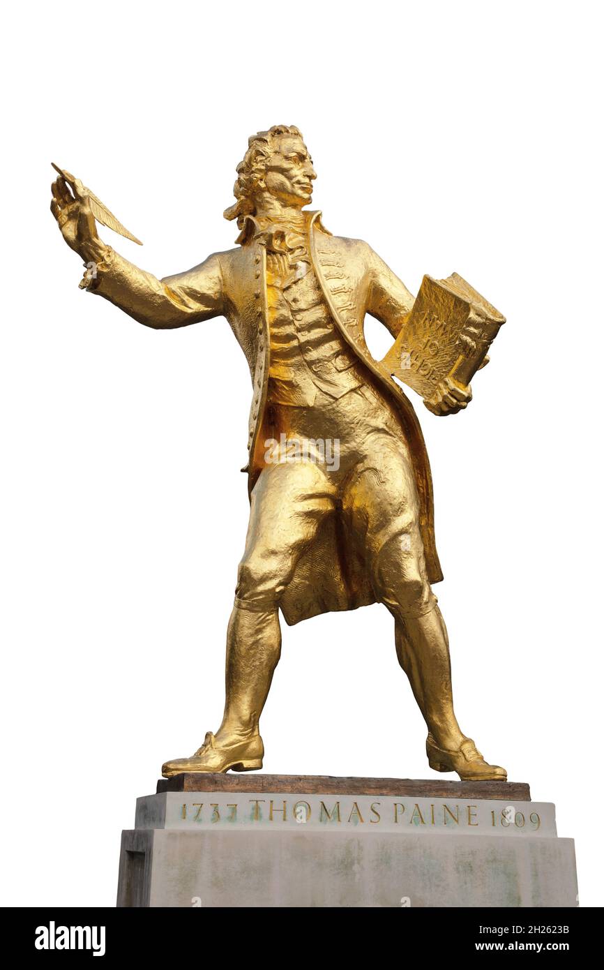 Ritagliati da una statua di Thomas Paine a Thetford. La statua di bronzo con le corporazioni si erge su una pietra Foto Stock