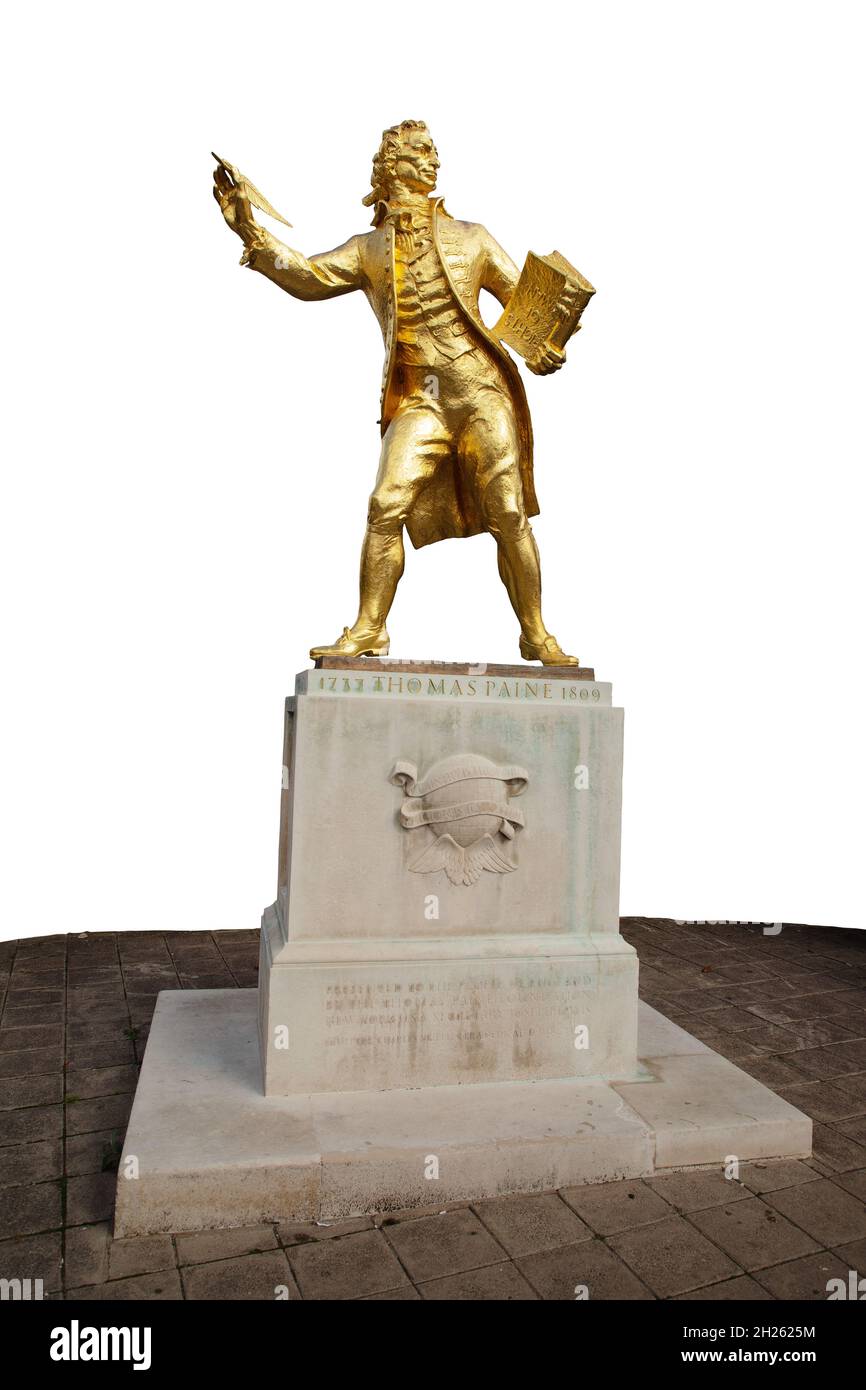 Ritagliati da una statua di Thomas Paine a Thetford. La statua di bronzo con le corporazioni si erge su una pietra Foto Stock