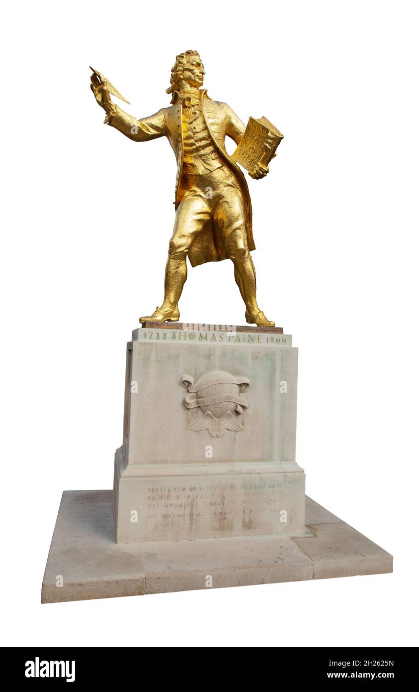 Ritagliati da una statua di Thomas Paine a Thetford. La statua di bronzo con le corporazioni si erge su una pietra Foto Stock