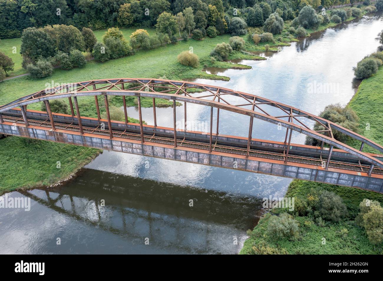 Ponte ferroviario sul fiume Weser nei pressi di Hoexter, Germania Foto Stock