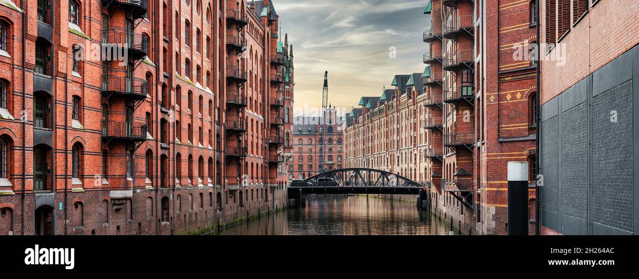 Vista panoramica del canale e degli edifici storici nel vecchio quartiere dei magazzini Speicherstadt ad Amburgo, Germania Foto Stock