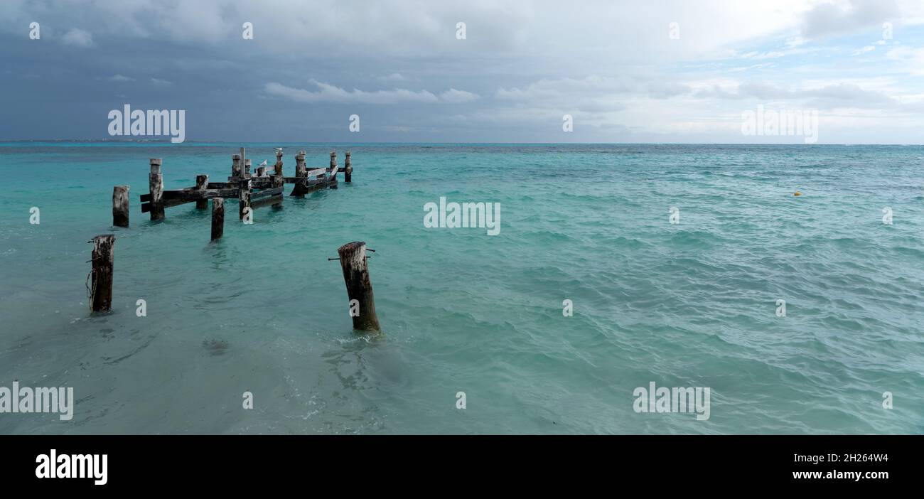 Resti di un vecchio molo sulla spiaggia di Playa Caracol a Cancun, Messico Foto Stock
