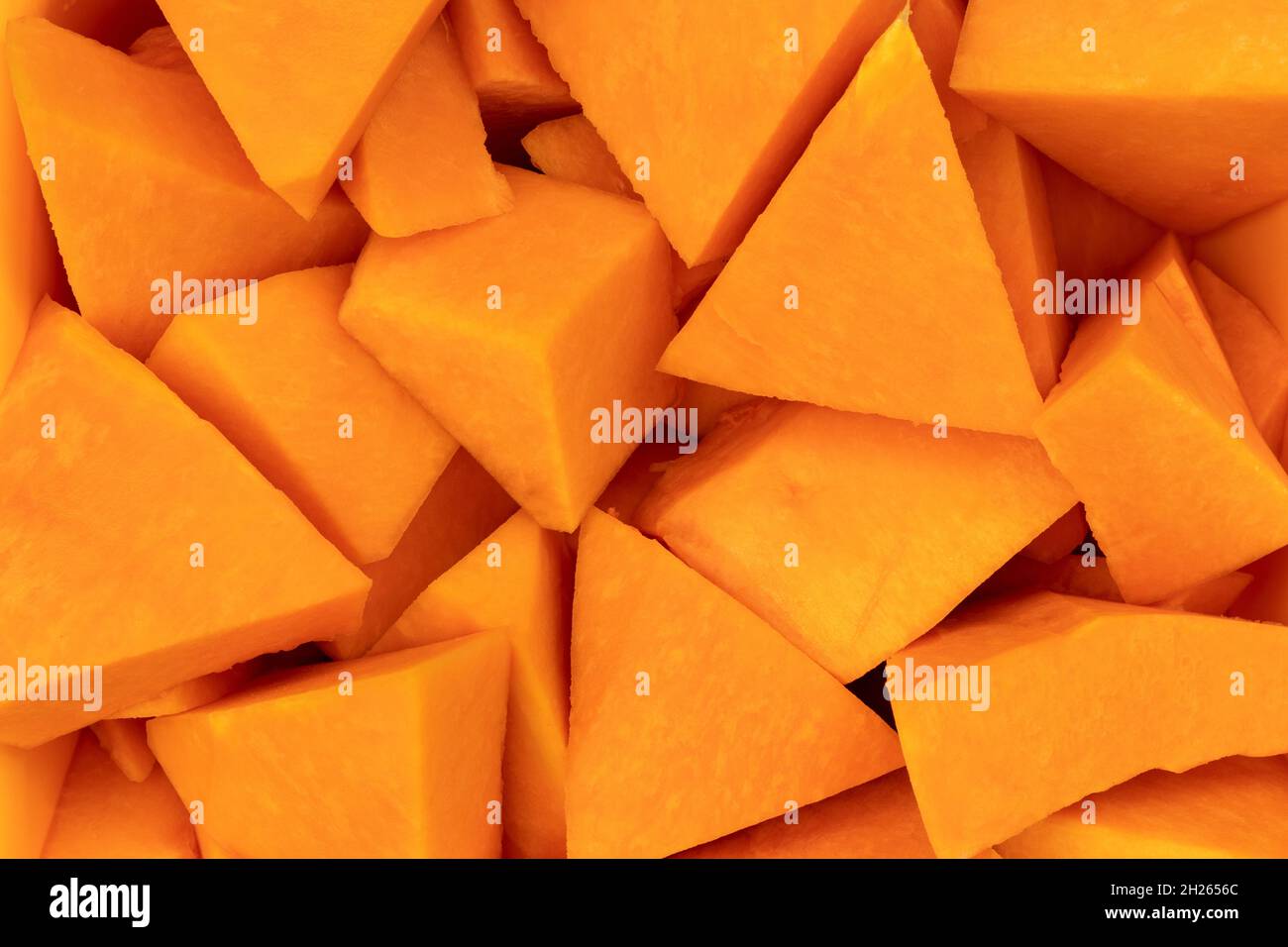 Foto ravvicinata delle zucche tagliate a fette. Foto Stock