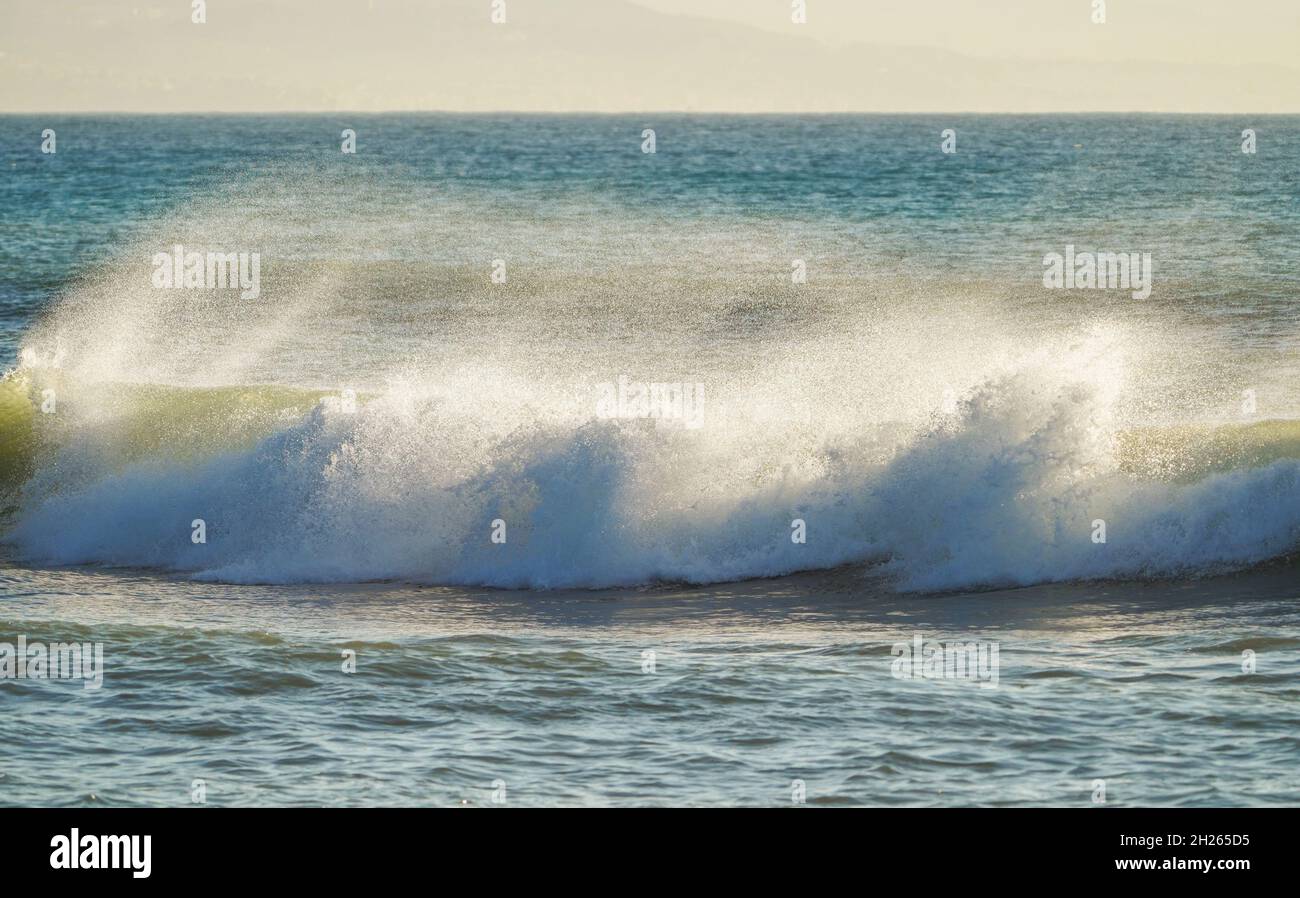 Infrangere le onde sulla costa in Spagna, Andalusia, Spagna. Foto Stock
