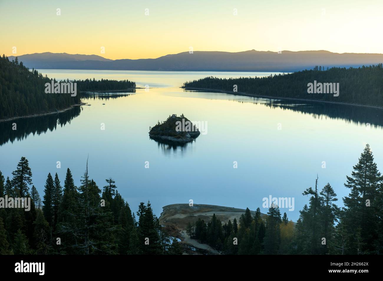 Dawn sopra Emerald Bay e Fannette Island a South Lake Tahoe. Lake Tahoe, El Dorado County, California, USA. Foto Stock