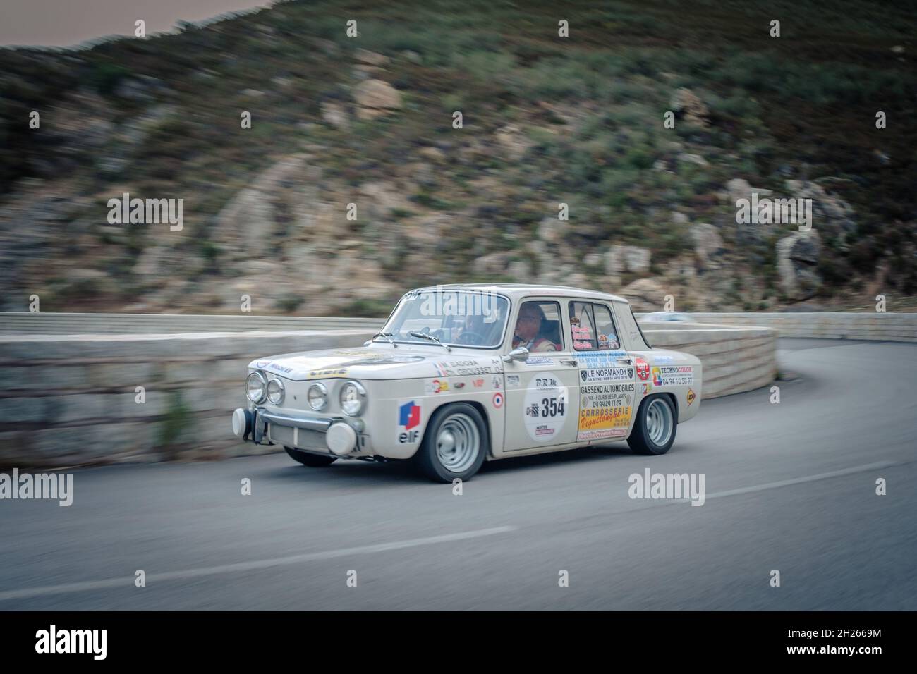Occhiatana, Corsica, Francia - 7 ottobre 2021: Michel Badosa e Christophe Grousset gareggiano nella loro Renault 8 nel Tour de Corse Historique 2021 Foto Stock
