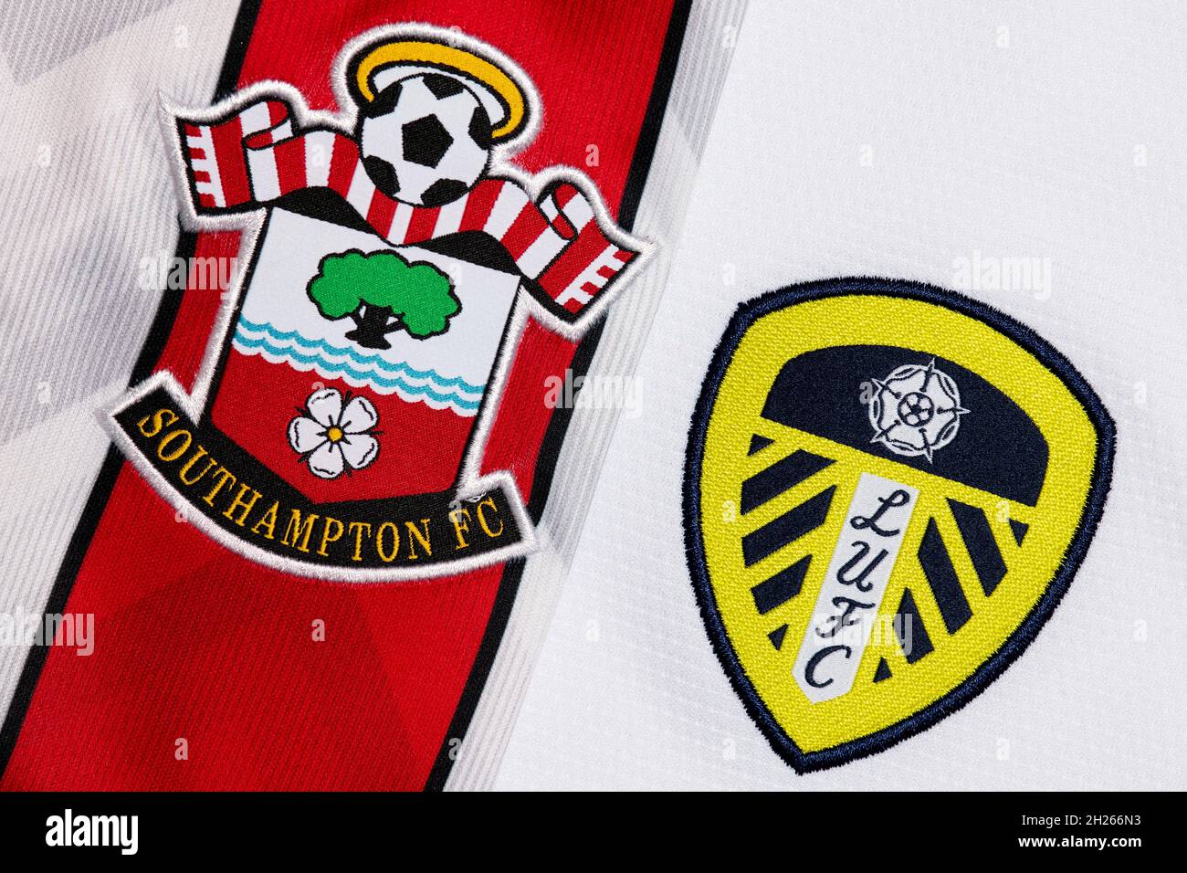 Primo piano dello stemma del Southampton e del Leeds United Club. Foto Stock