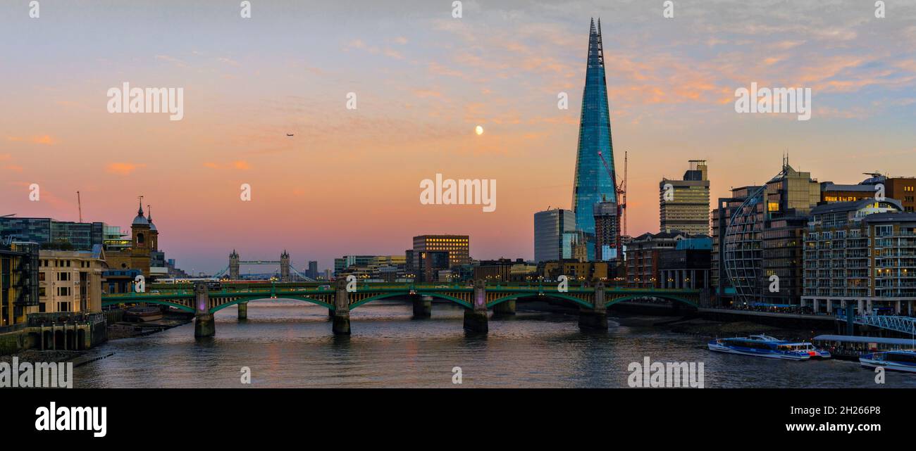 Una vista dello Shard dal Thames Embankment a Londra Foto Stock
