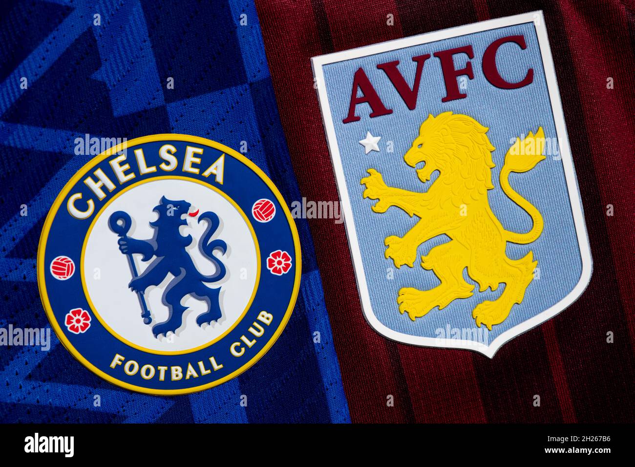 Primo piano di Chelsea e Aston Villa crest club. Foto Stock