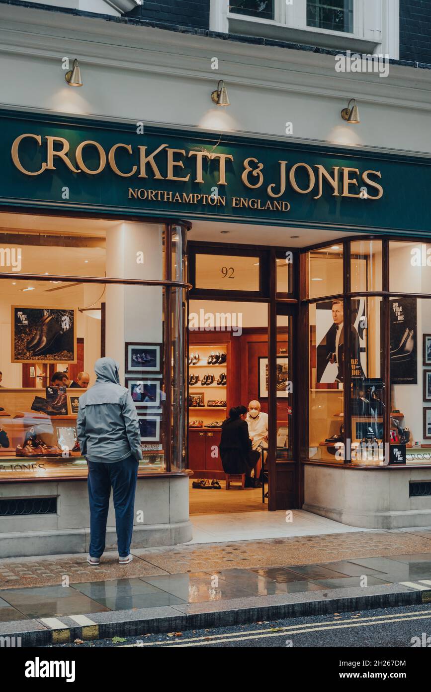 Londra, Regno Unito - 02 ottobre 2021: L'esterno del negozio Crockett e Jones. Crockett e Jones è un'azienda di produzione di scarpe, fondata nel 1879 da Charles Foto Stock